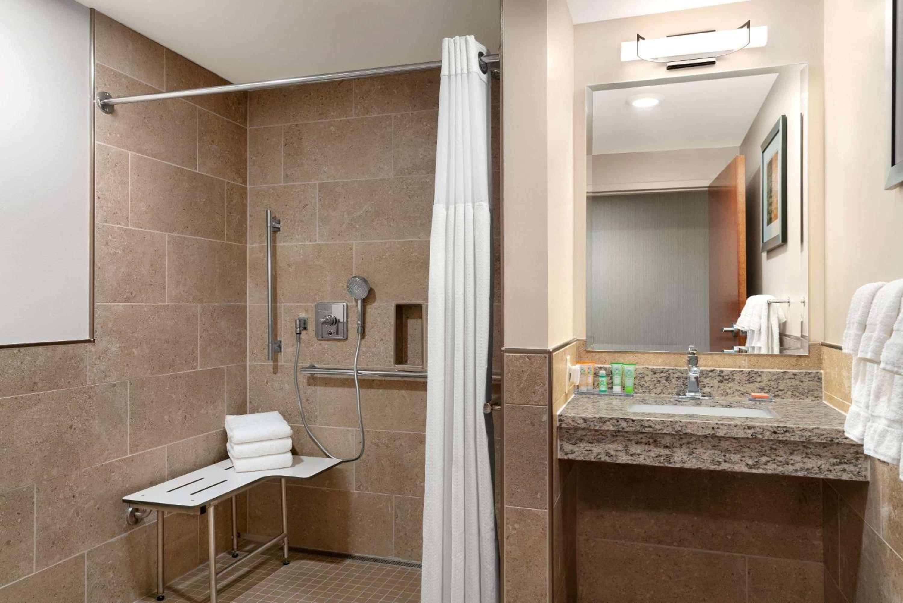 King Suite - Mobility Access/Non-Smoking photo 3