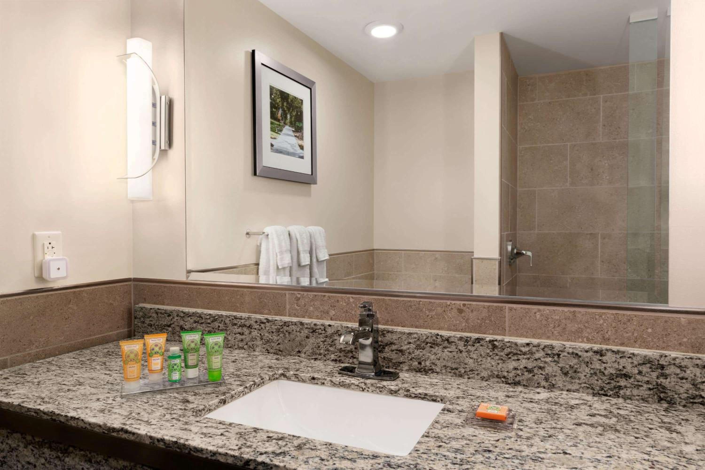 Queen Room with Two Queen Beds - Pet Friendly/Non-Smoking photo 3