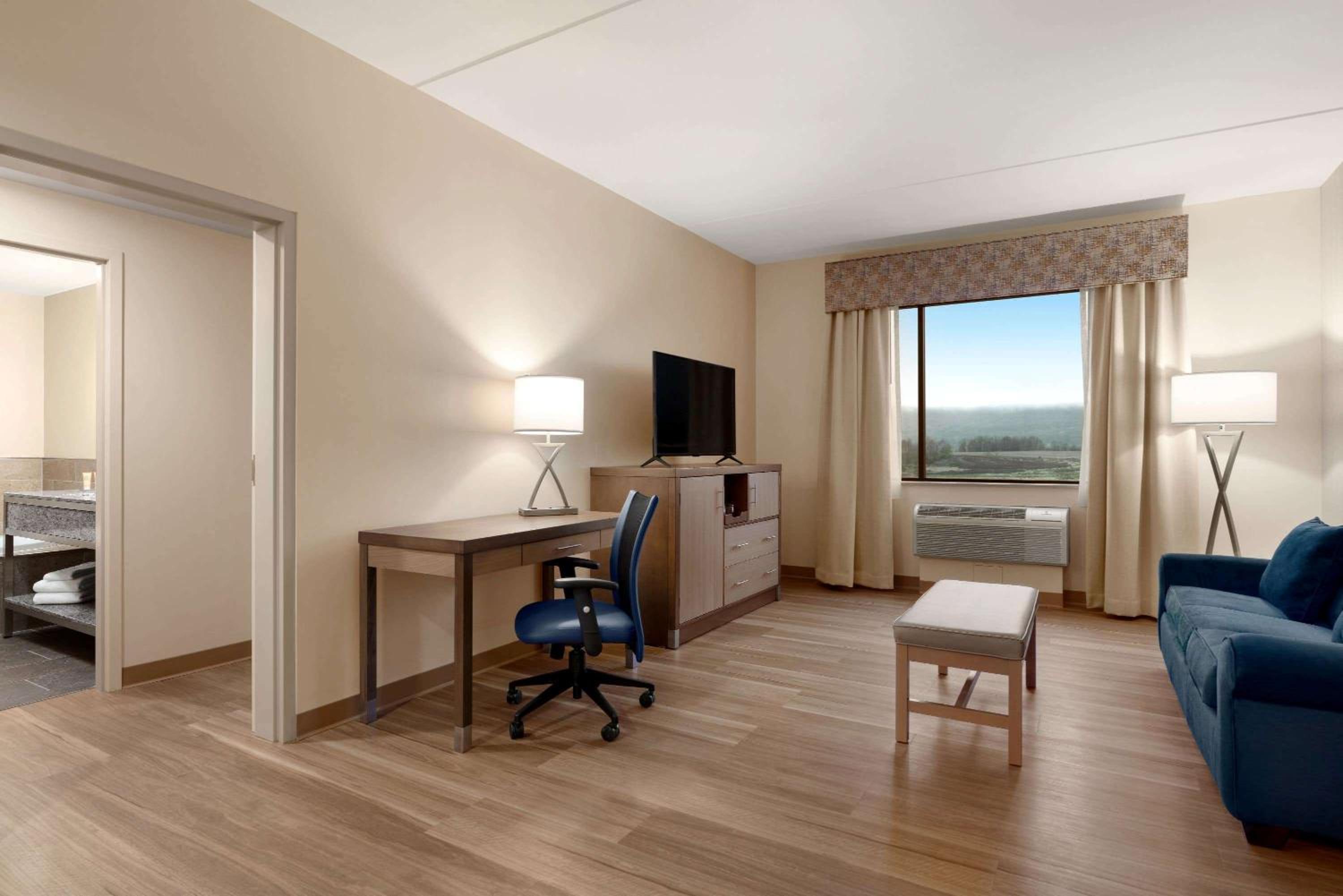 King Suite - Mobility Access/Non-Smoking photo 2