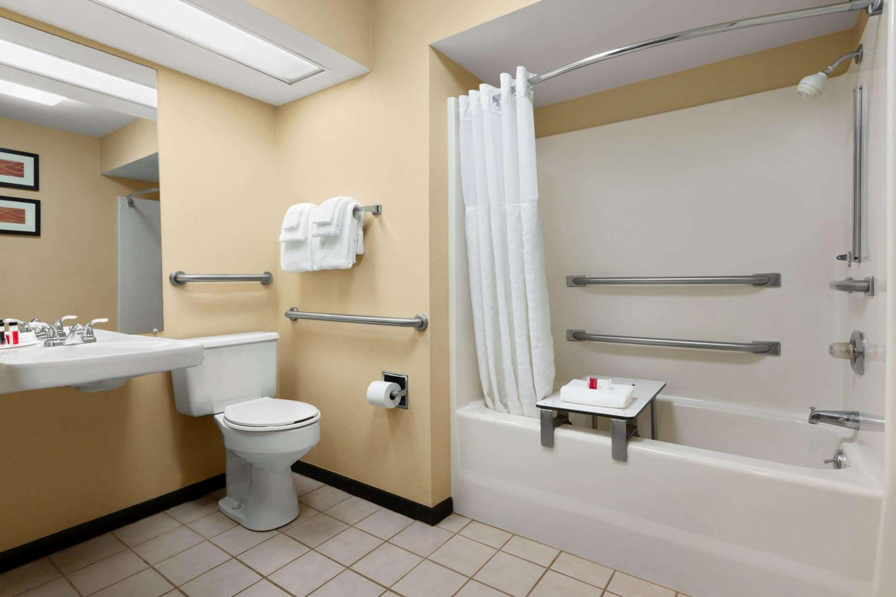 Double Room with Two Double Beds and Bath Tub - Mobility Accessible/Non-Smoking - Photo 4