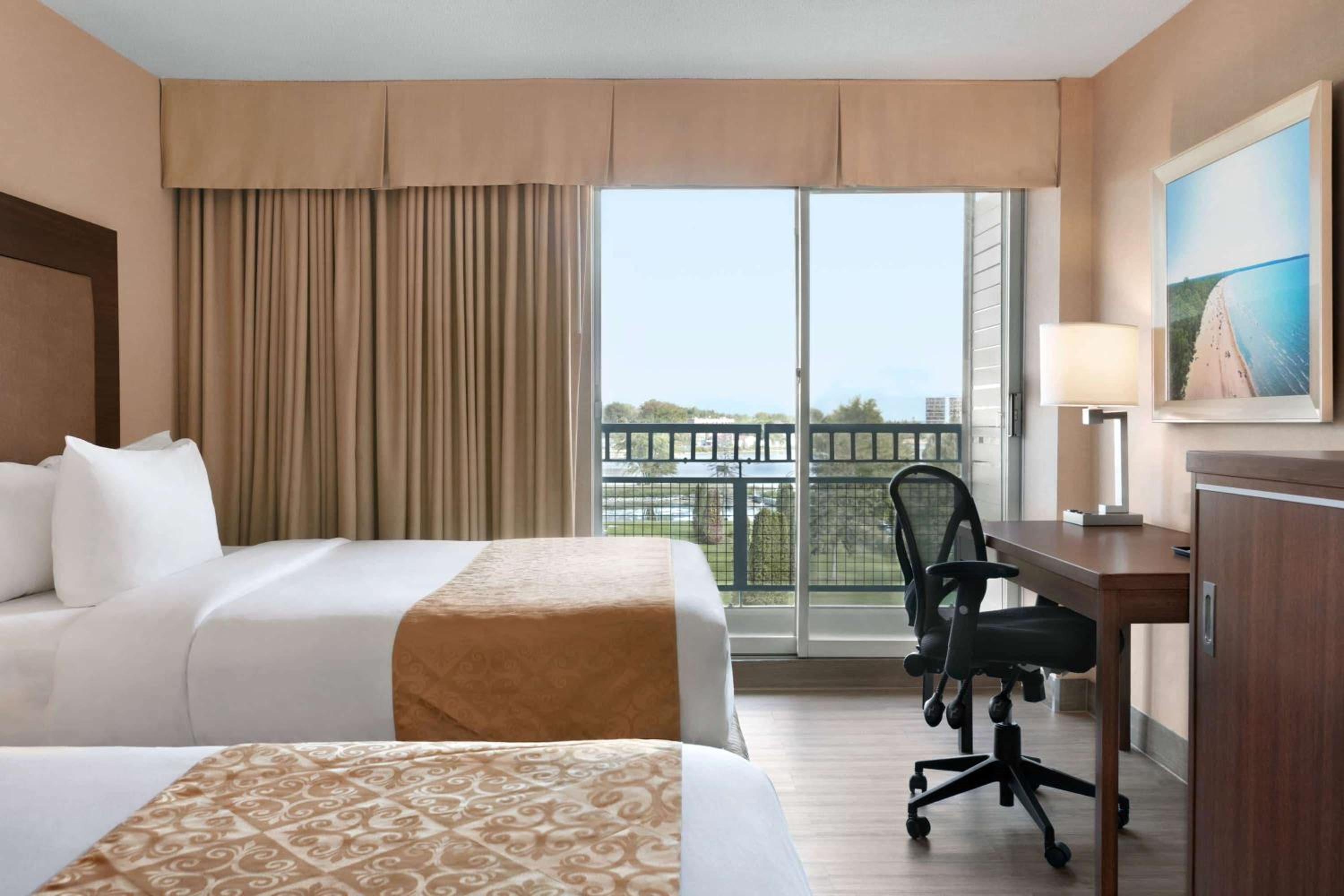 Queen Room with Two Queen Beds and Lake View - Non-Smoking - Photo 1