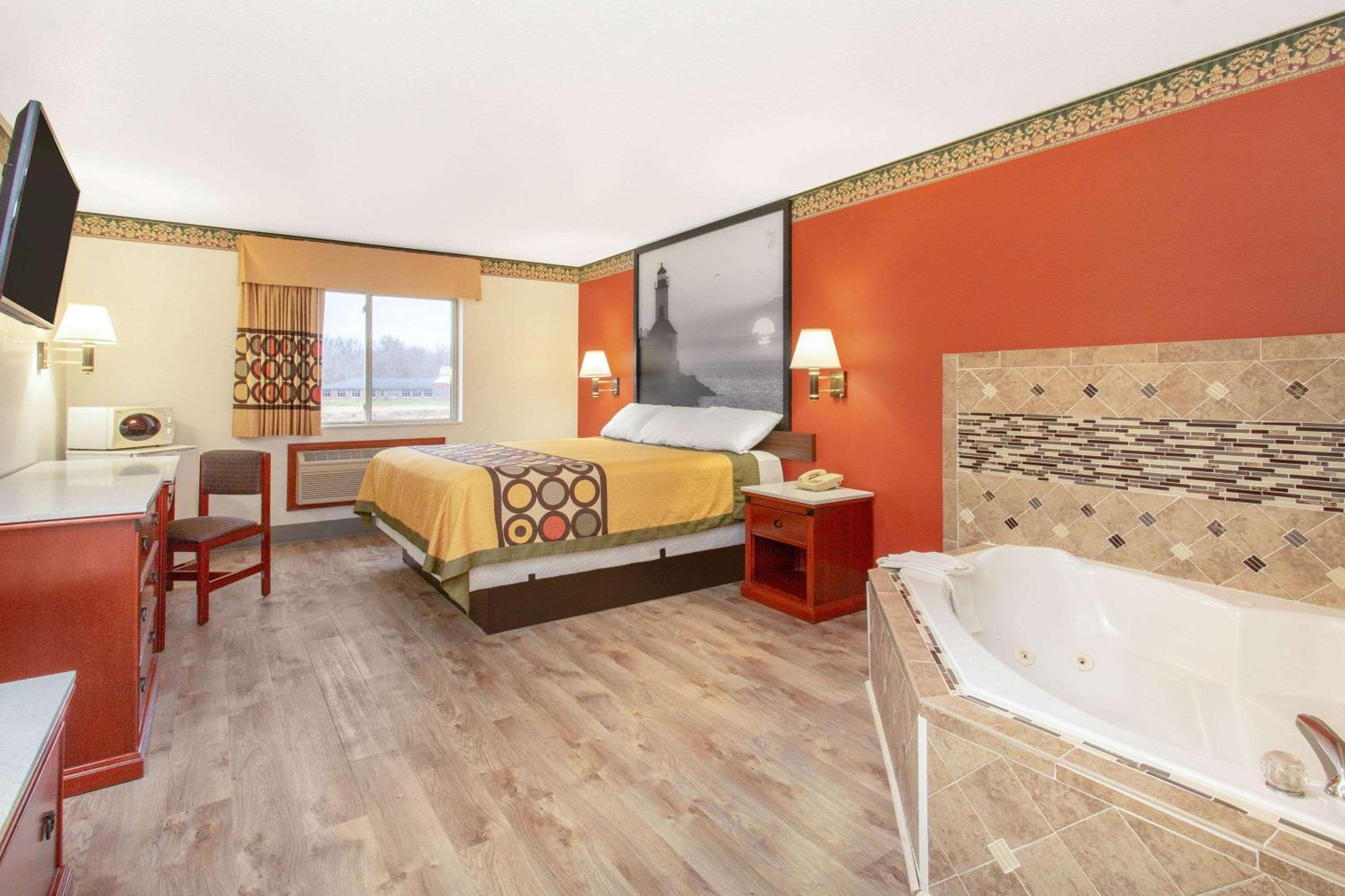 Deluxe King Suite - Non-Smoking - Photo 1