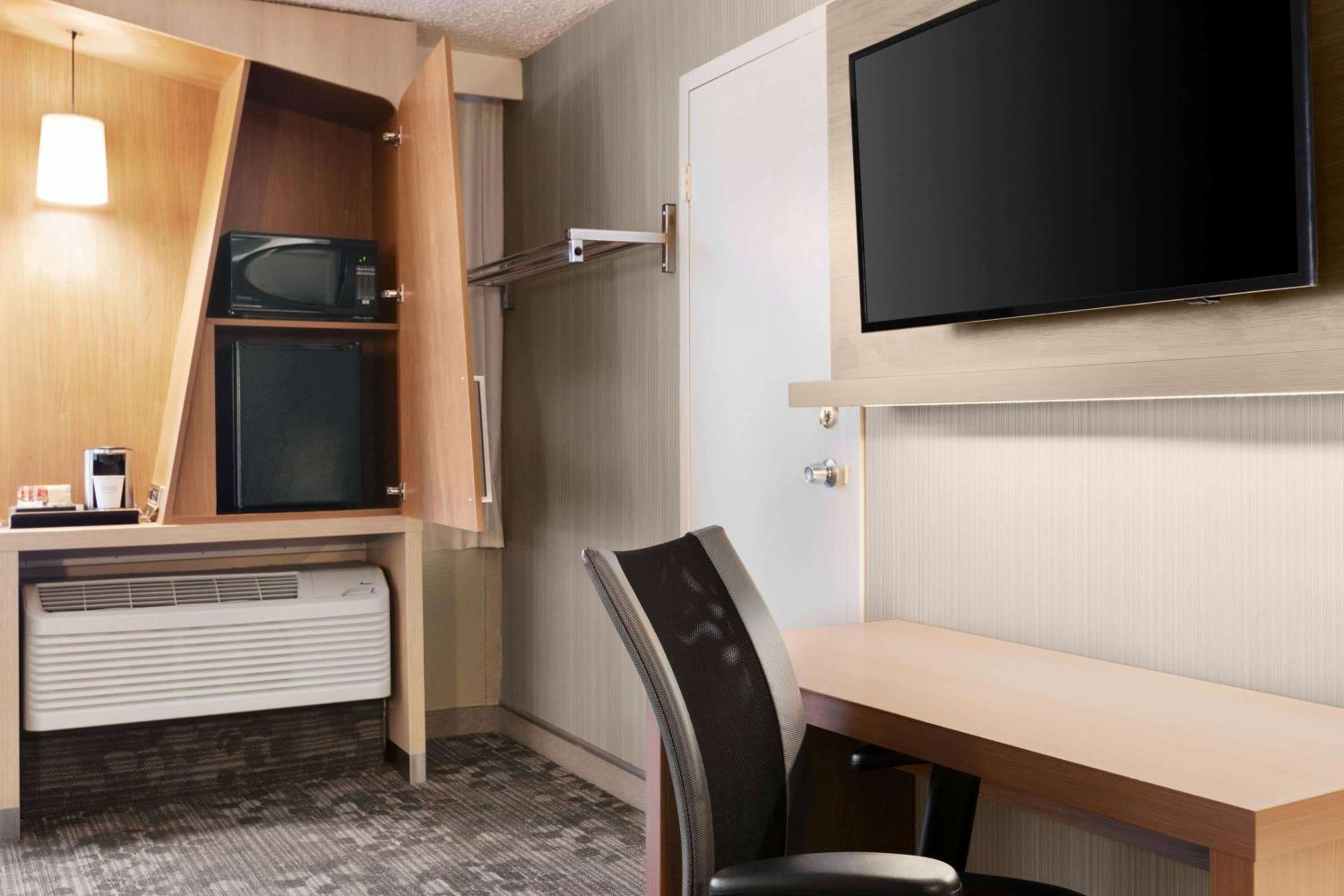 Deluxe Queen Room with Two Queen Beds - Photo 4