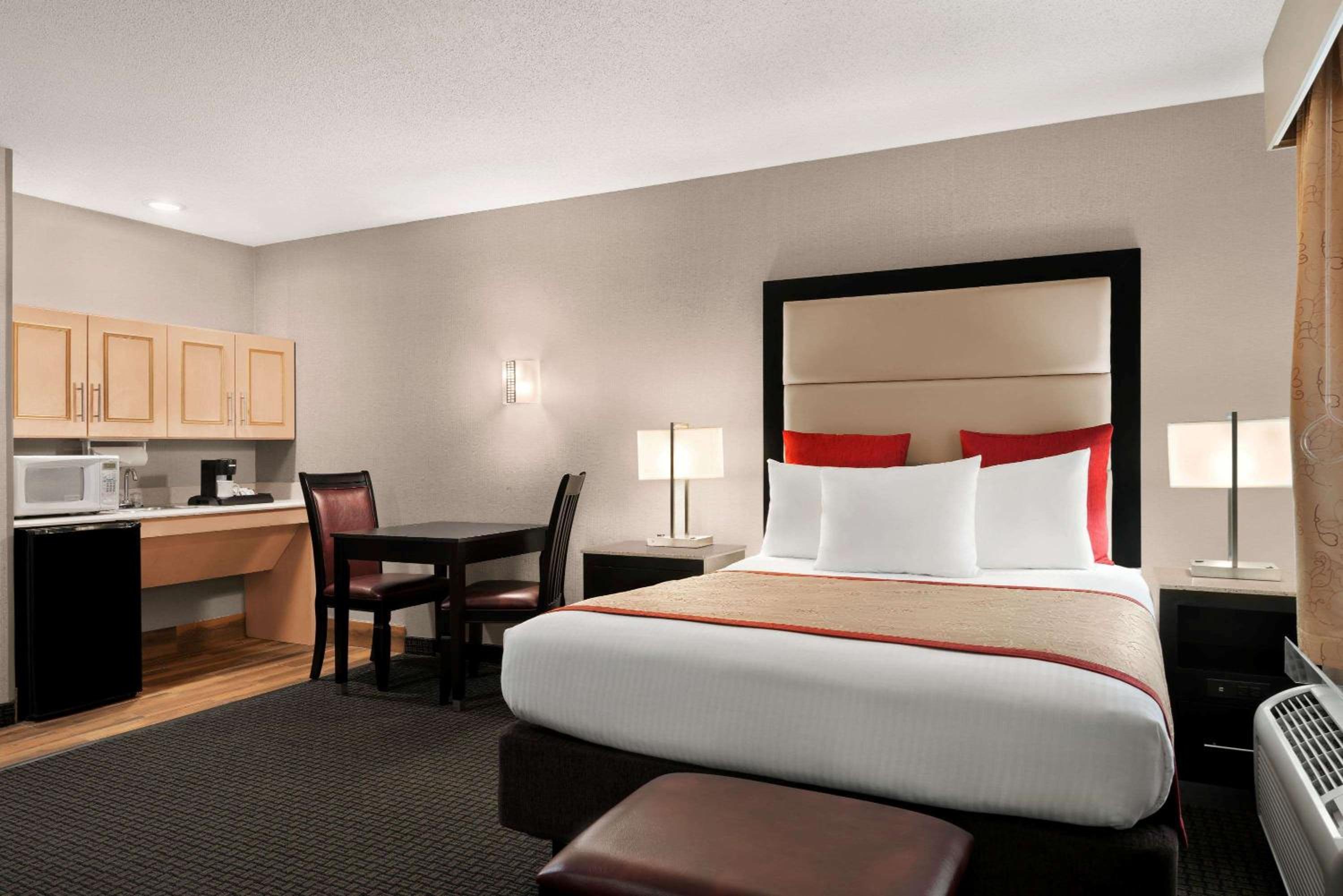 Queen Suite with Sofa Bed - Disability Access