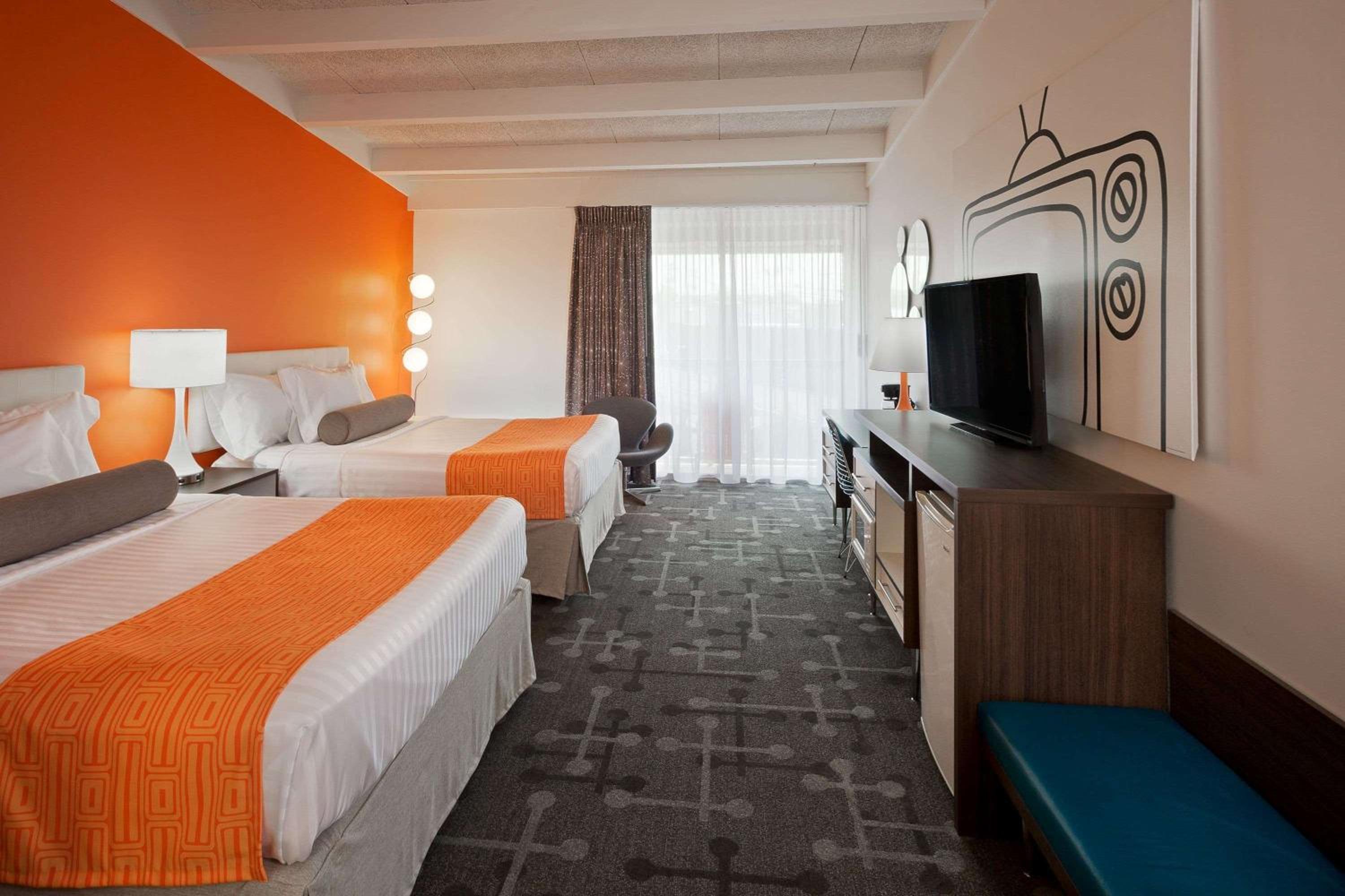 Deluxe Queen Room with Two Queen Beds - Non-Smoking photo 2
