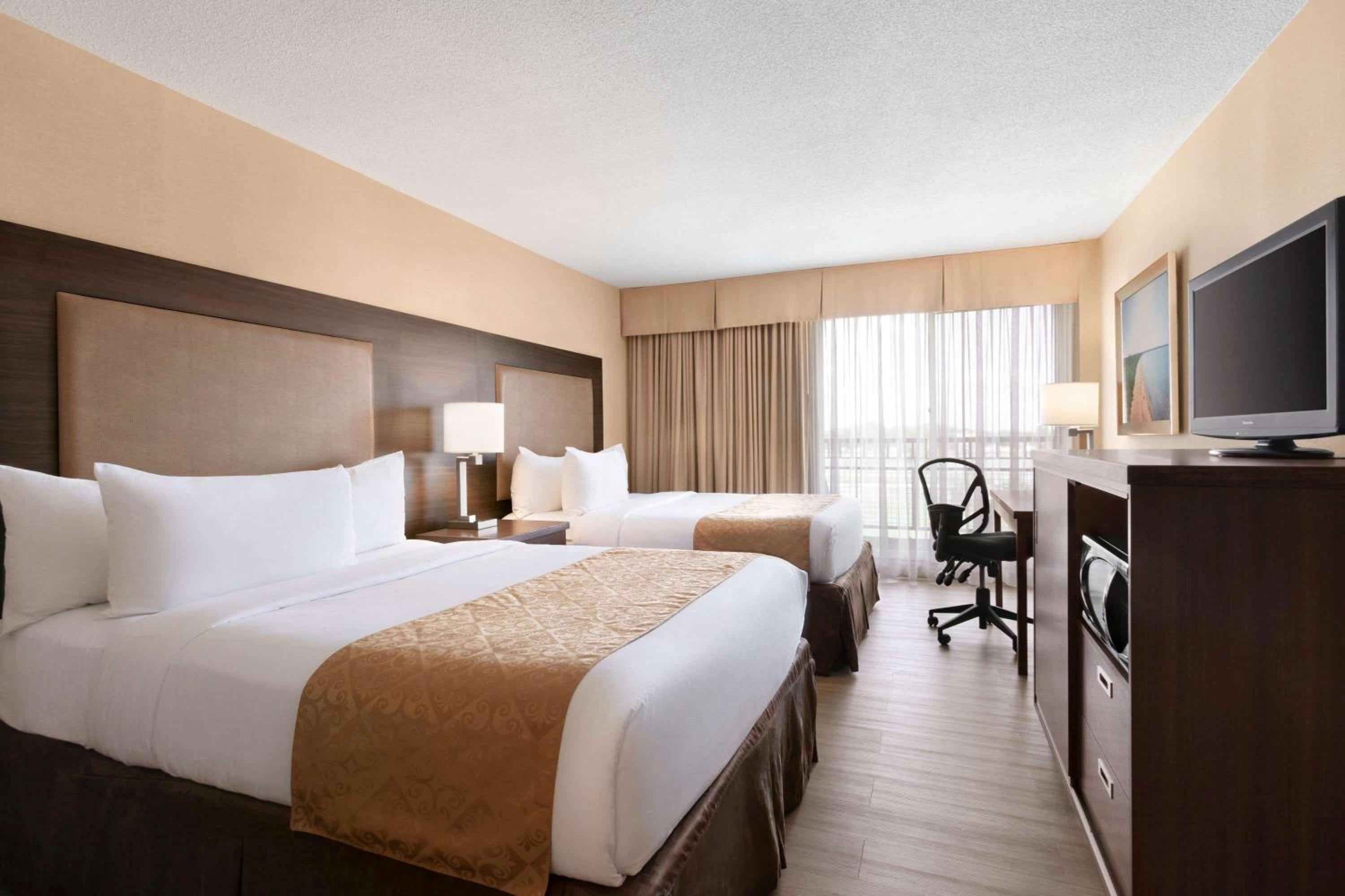 Queen Room with Two Queen Beds and City View - Non-Smoking - Photo 1