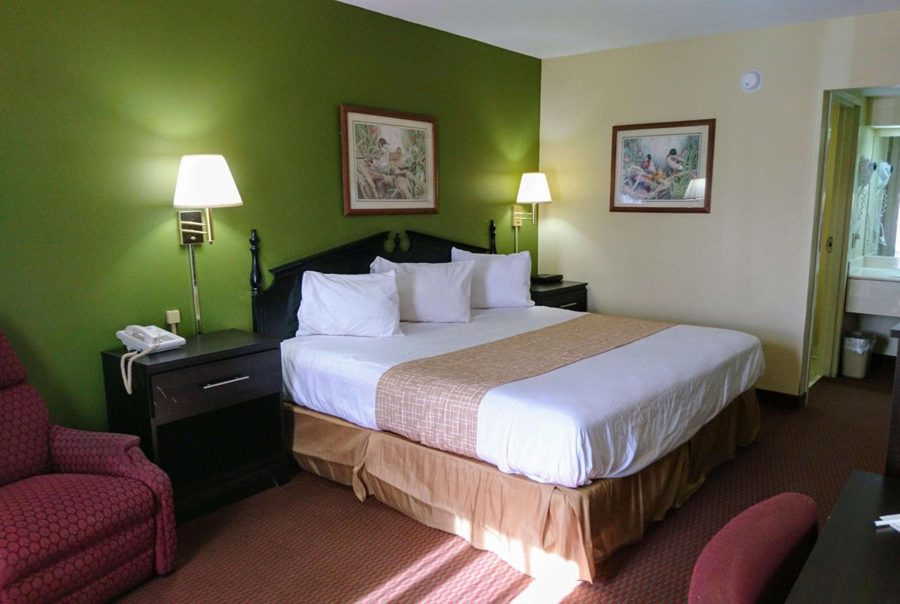 Deluxe Queen Suite - Non-Smoking photo 1
