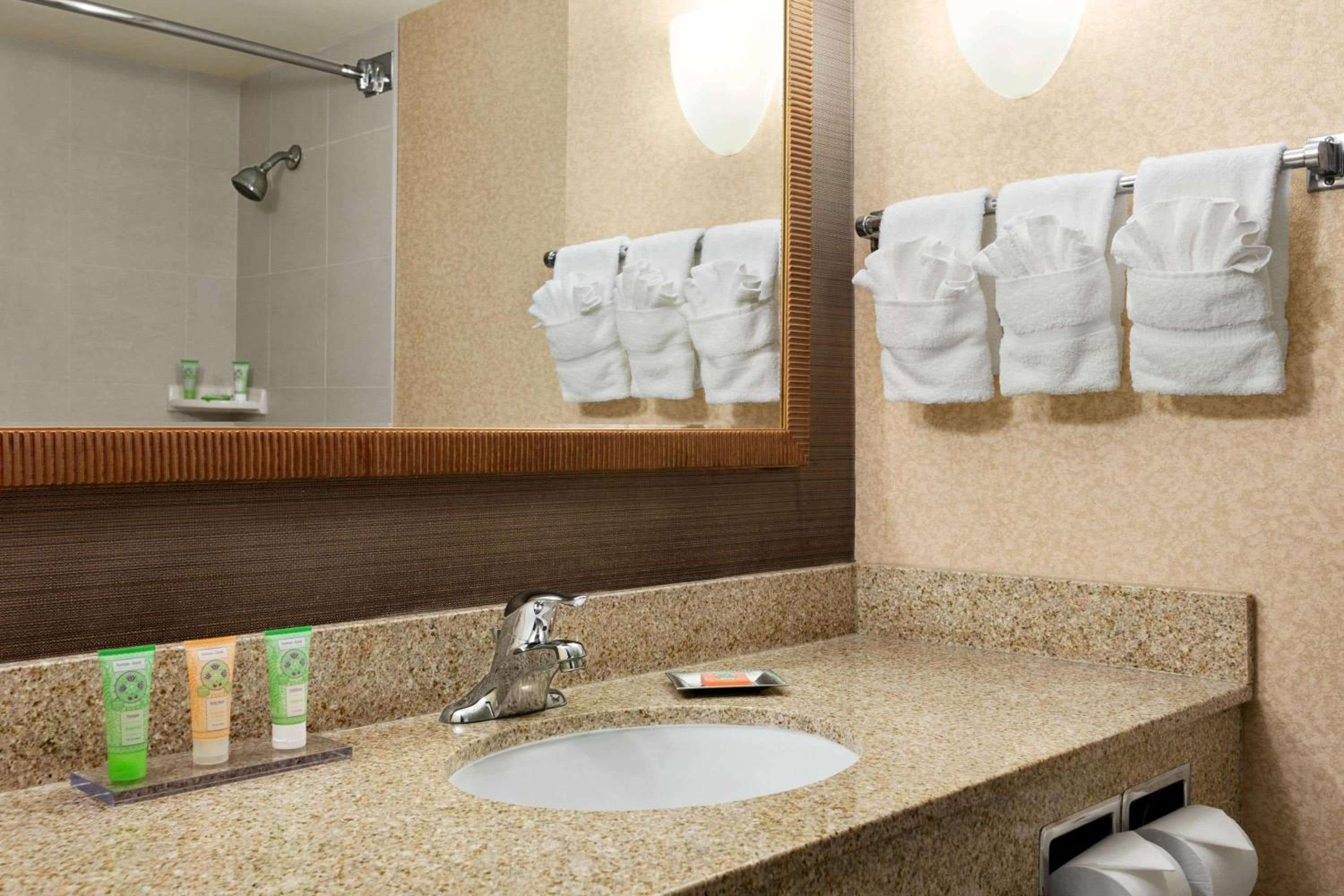 Deluxe Queen Room with Two Queen Beds - Photo 3