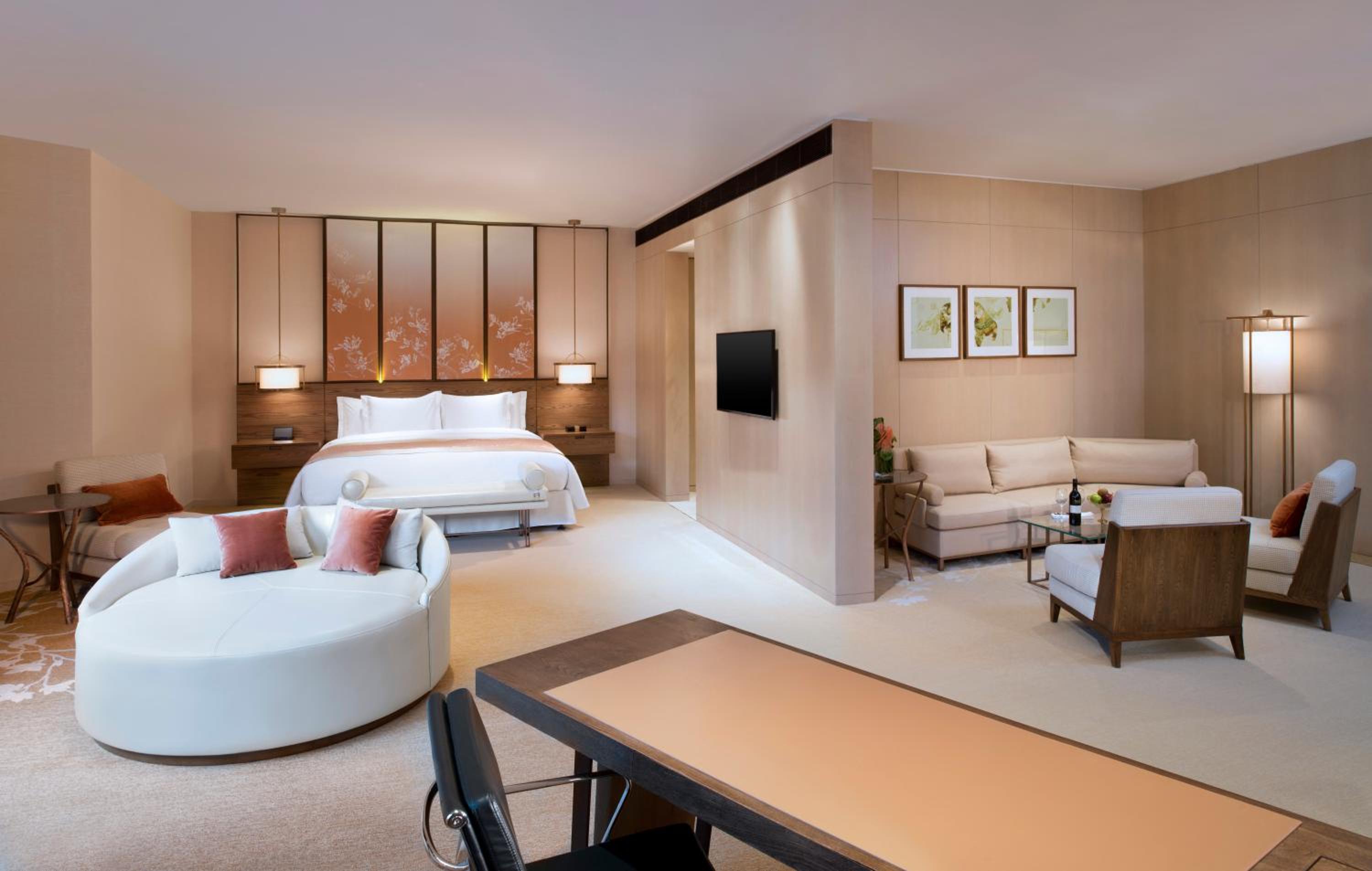 Deluxe King Suite with Round Day Bed