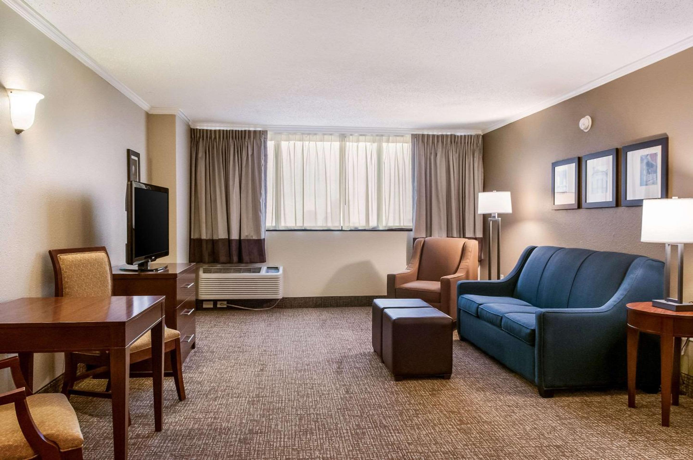 King Suite - Non-Smoking - Photo 3