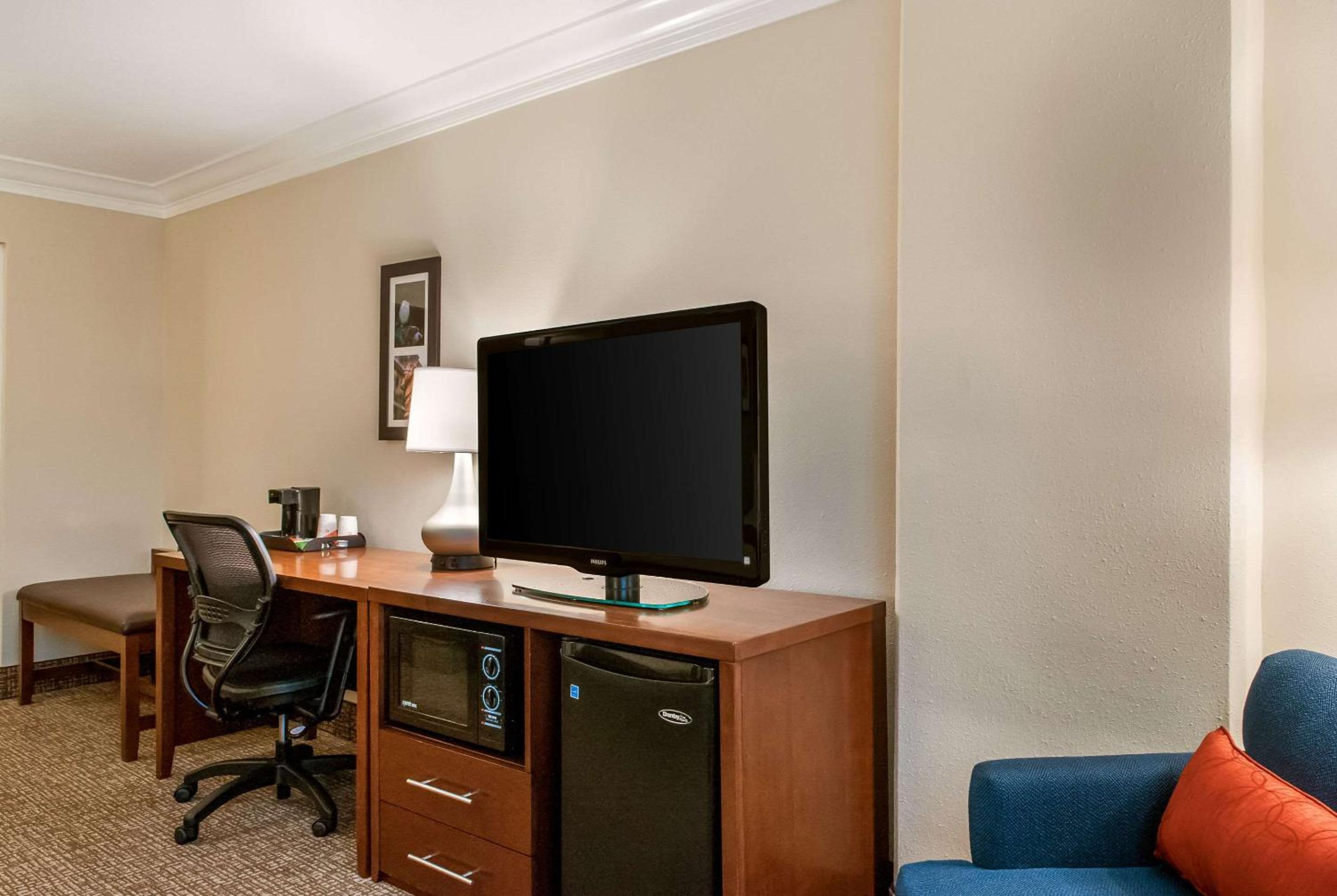 Queen Room with Two Queen Beds - Non-Smoking - Photo 2