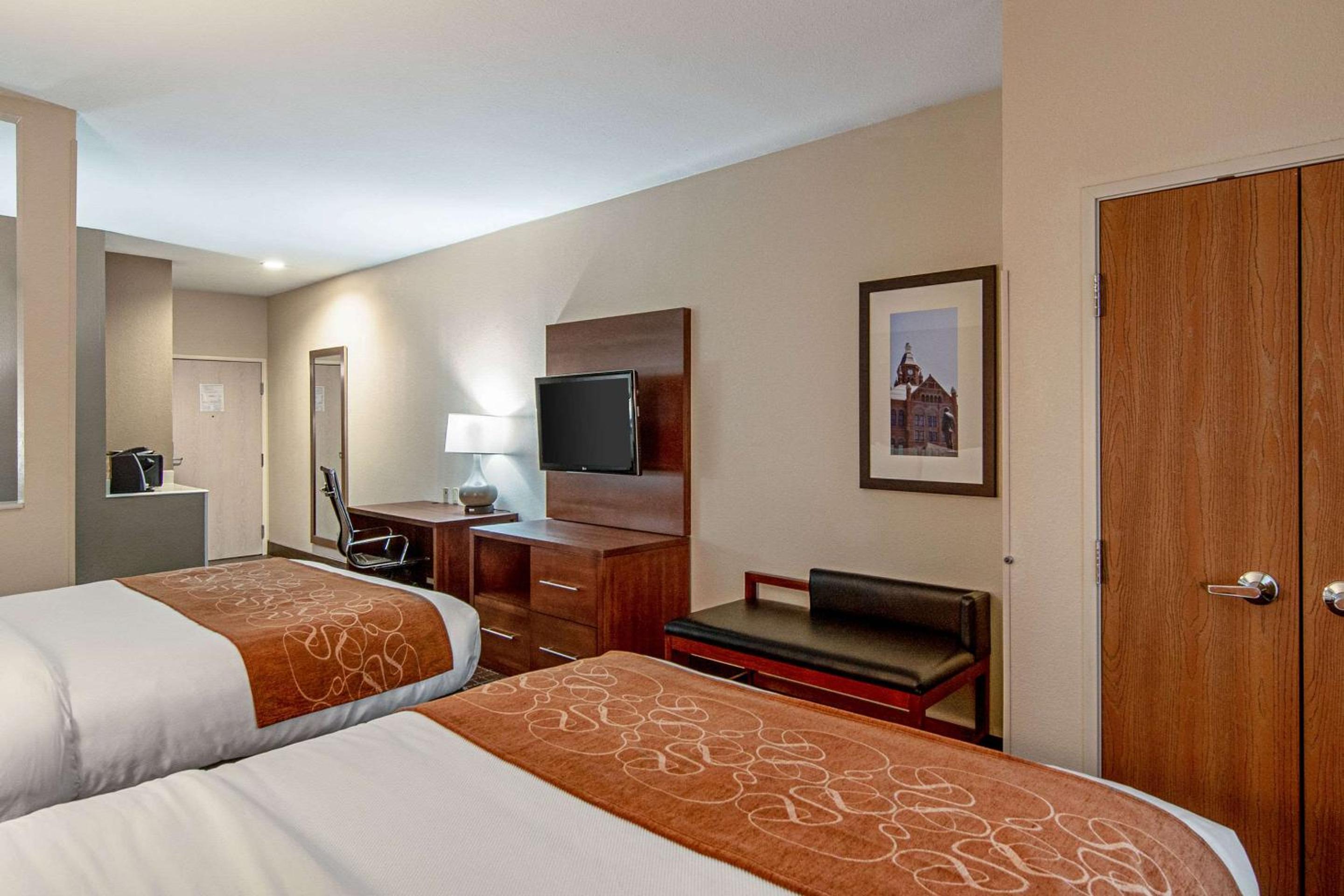 Queen Suite With Two Queen Beds - Non-Smoking photo 1