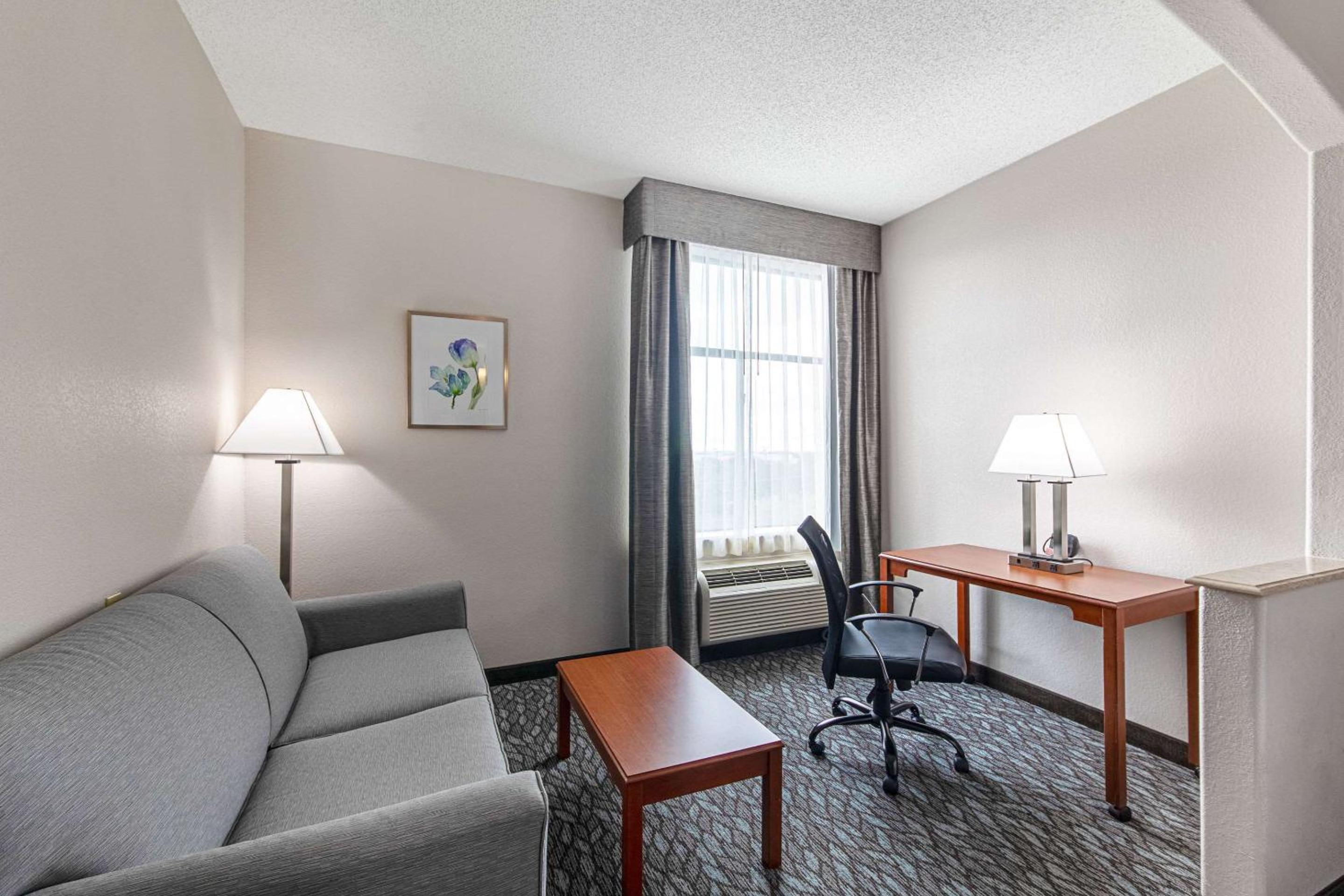 Queen Suite with 2 Queen Beds - Non-Smoking - Photo 5