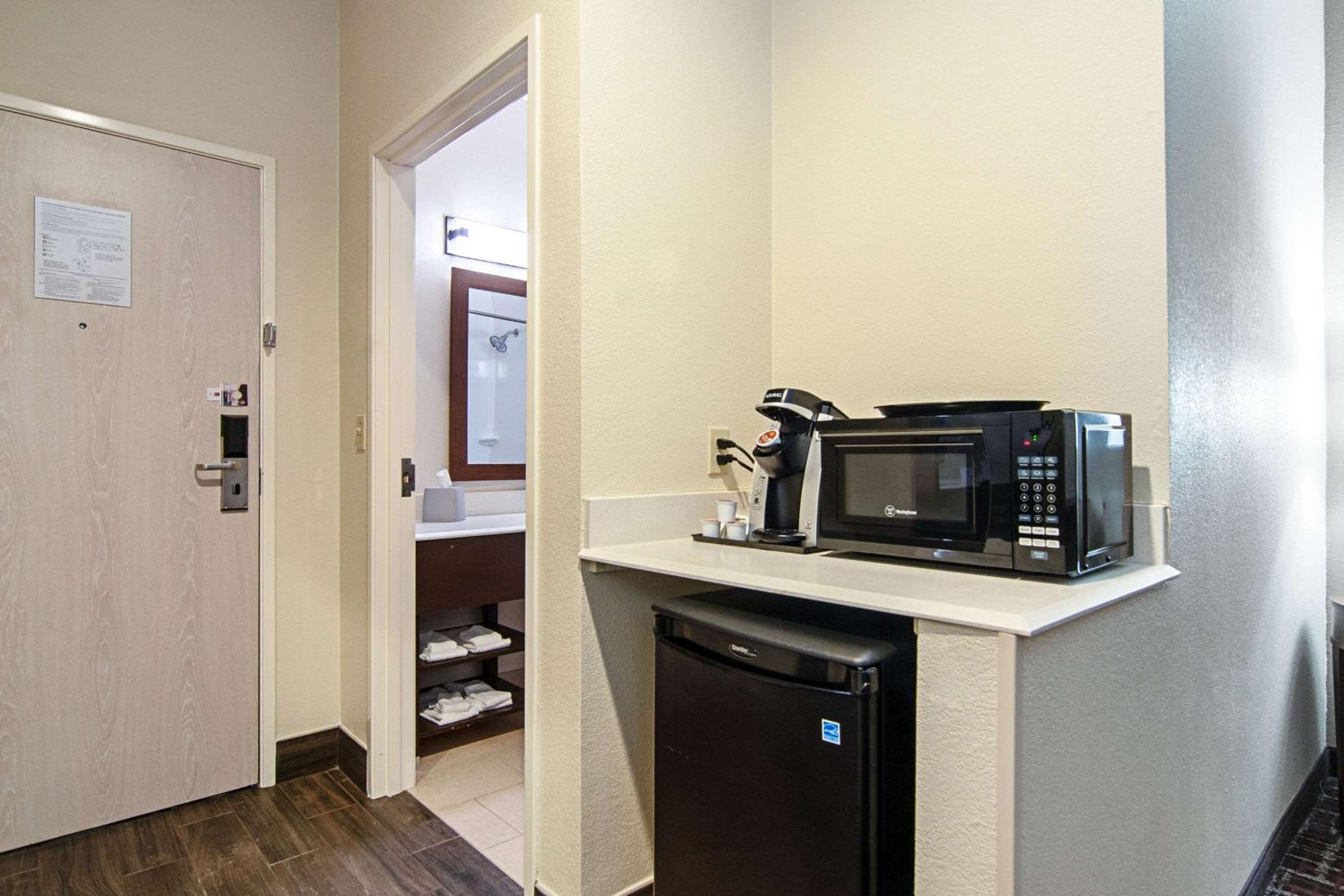 King Suite - Non-Smoking photo 2
