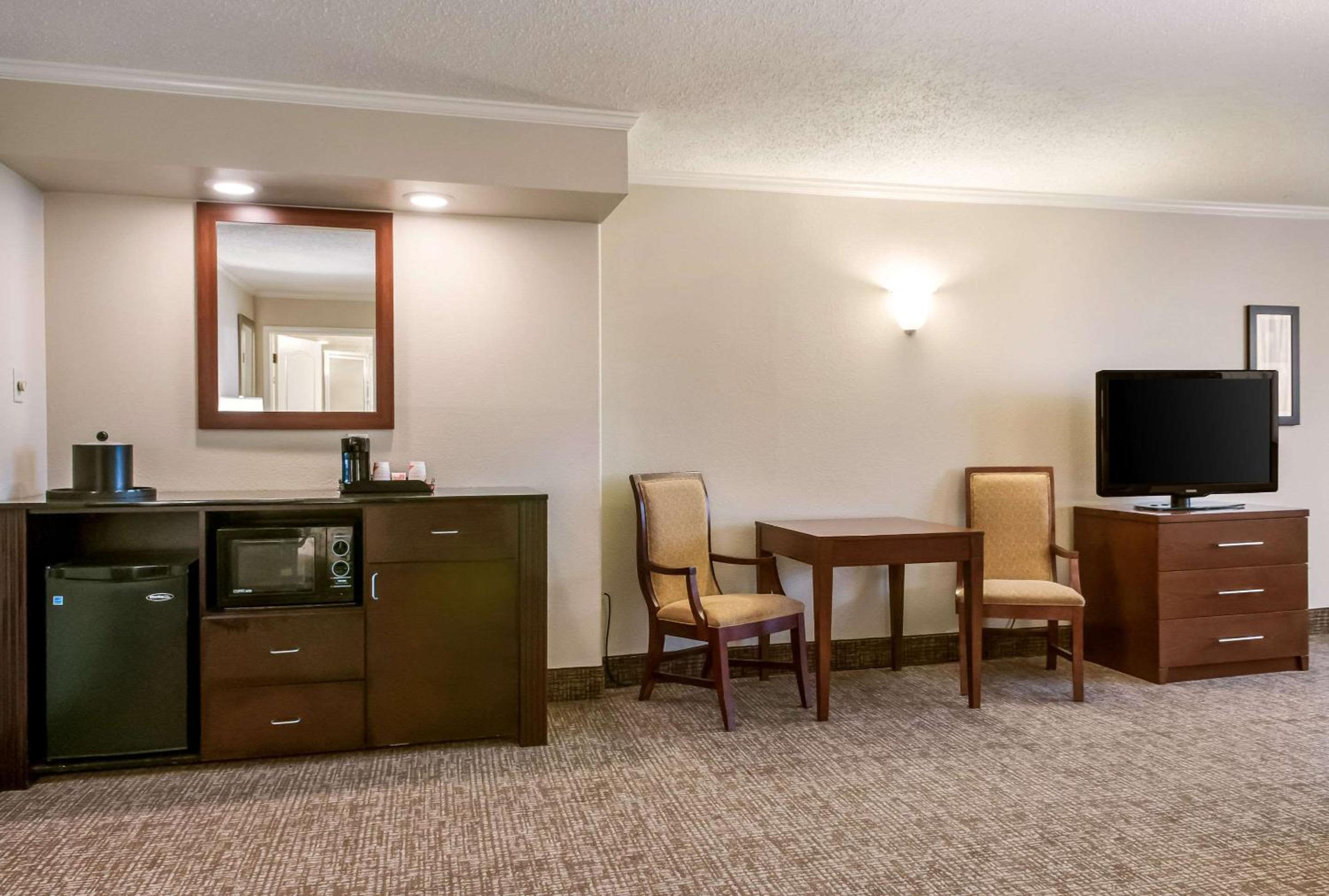 King Suite - Non-Smoking - Photo 2