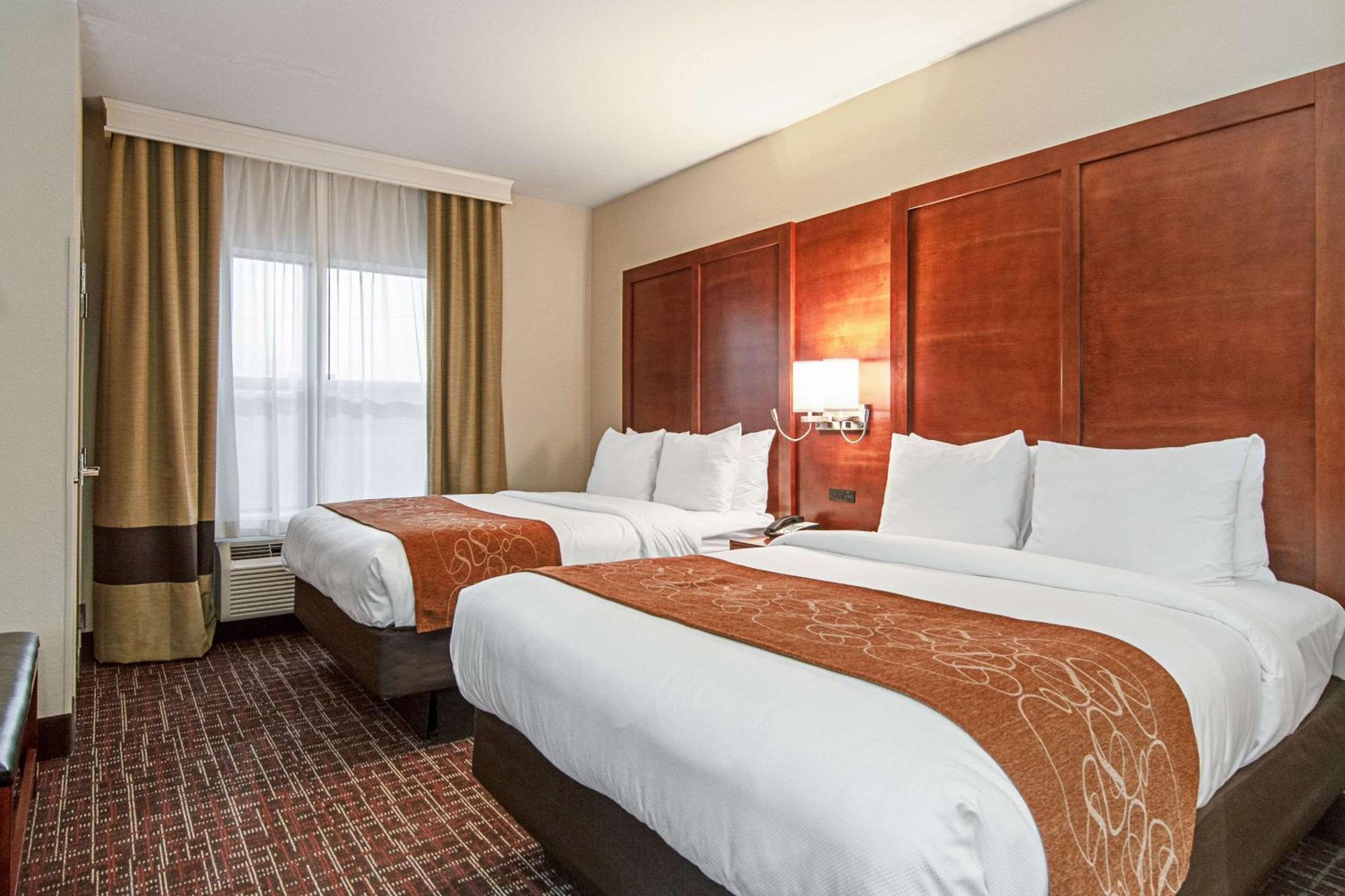 Queen Suite With Two Queen Beds - Non-Smoking photo 2