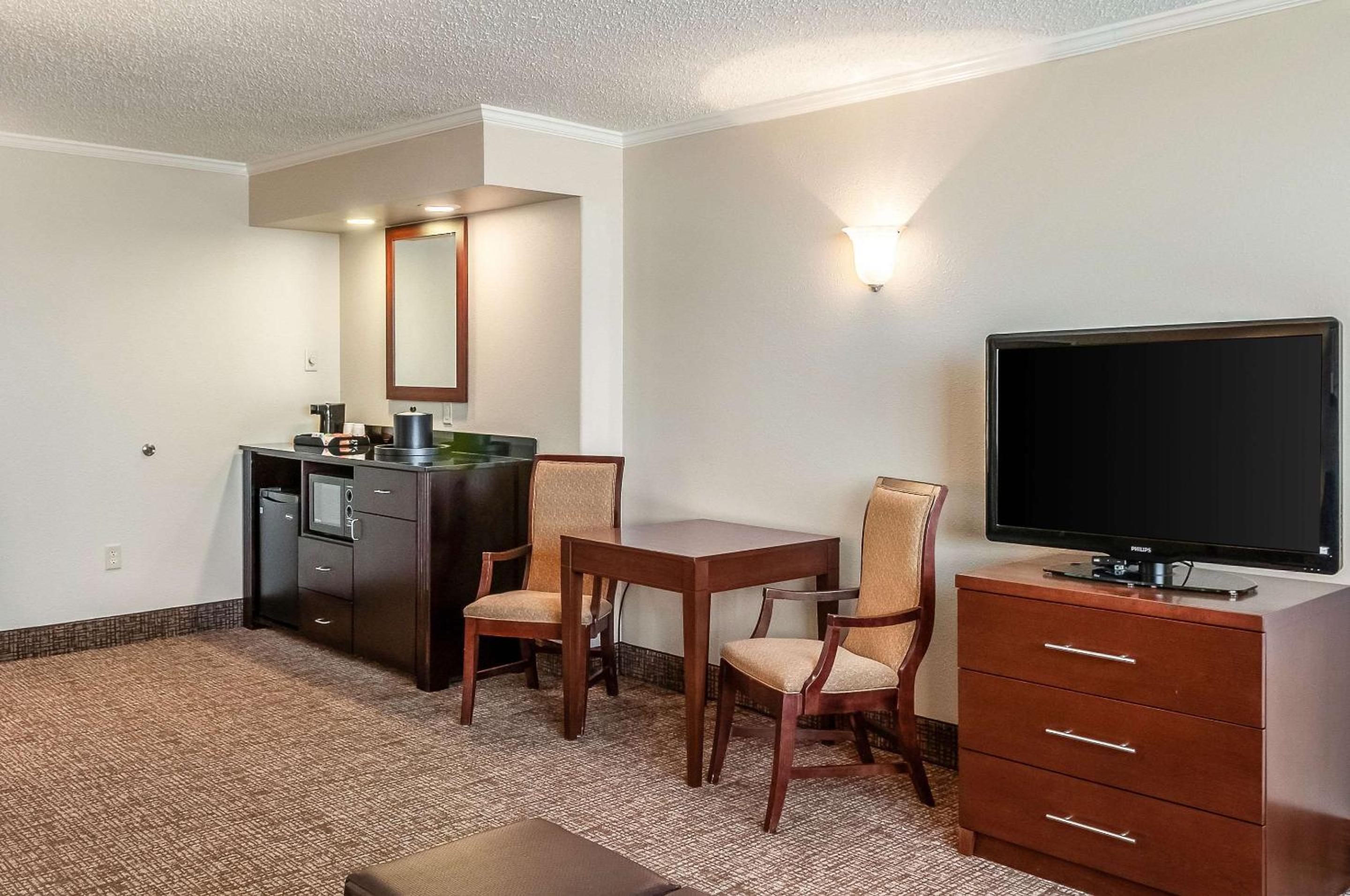 King Suite - Non-Smoking - Photo 4