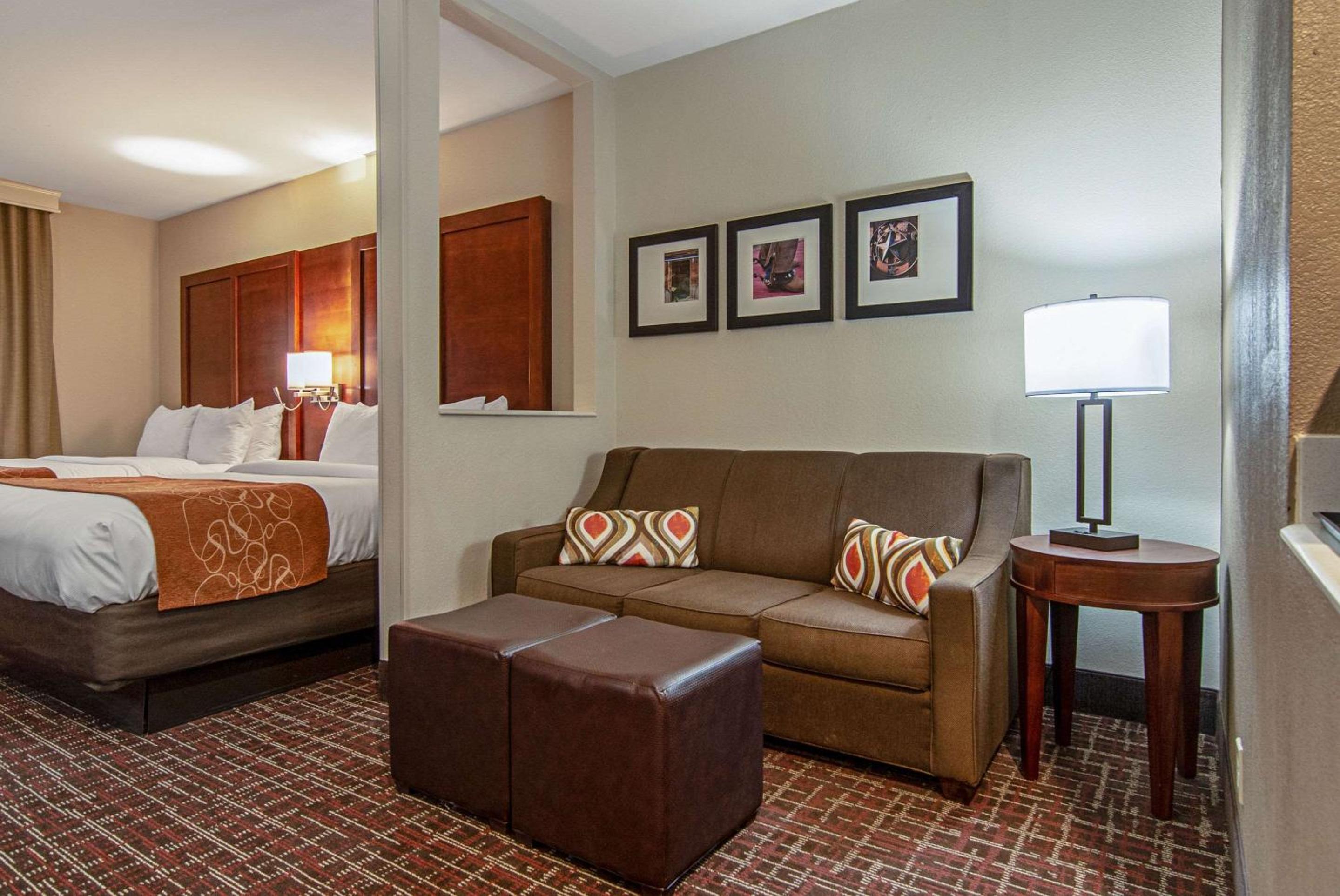 Queen Suite With Two Queen Beds - Non-Smoking photo 3