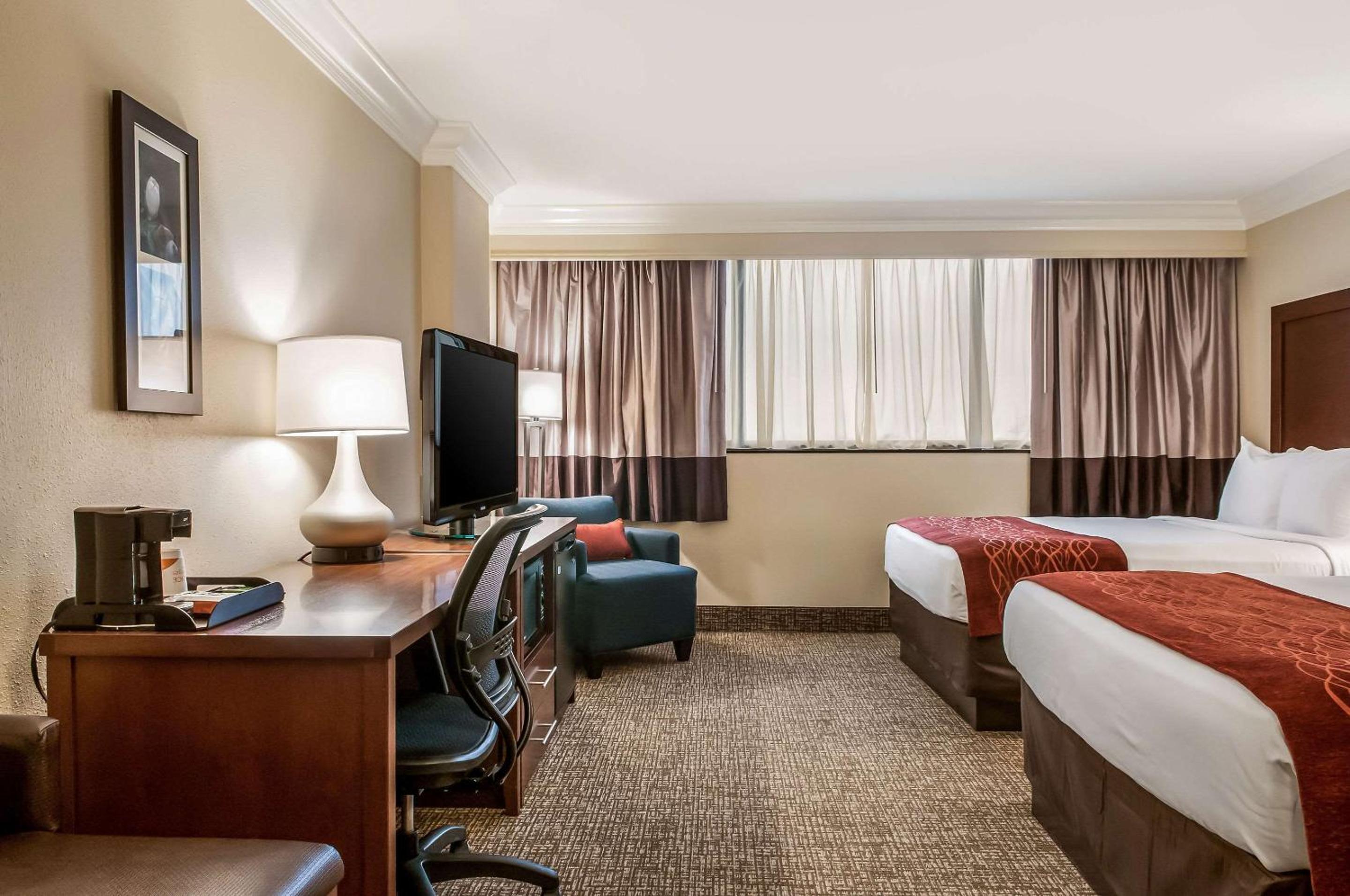Queen Room with Two Queen Beds - Non-Smoking - Photo 3