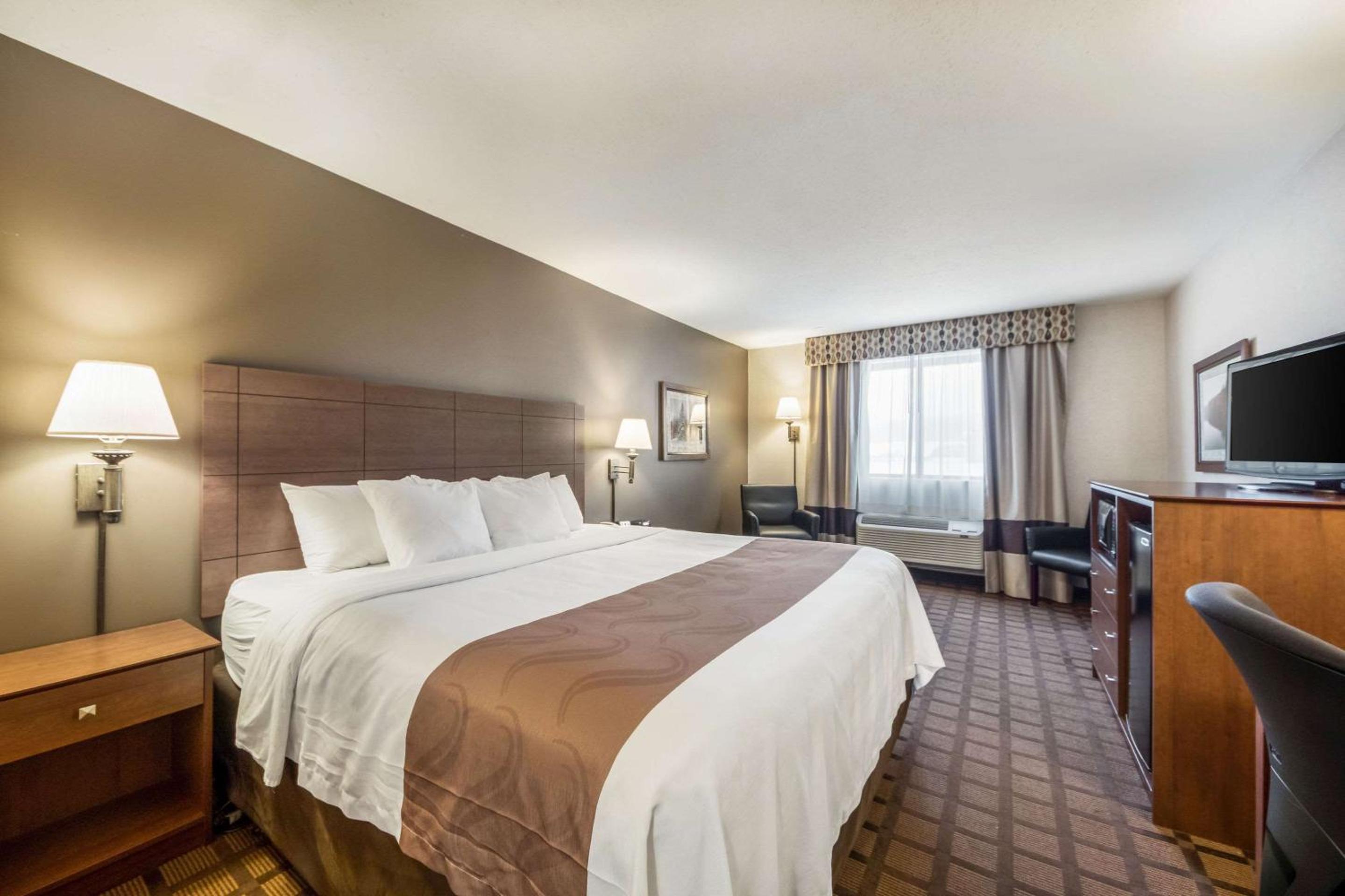King Room - Non-Smoking - Photo 4