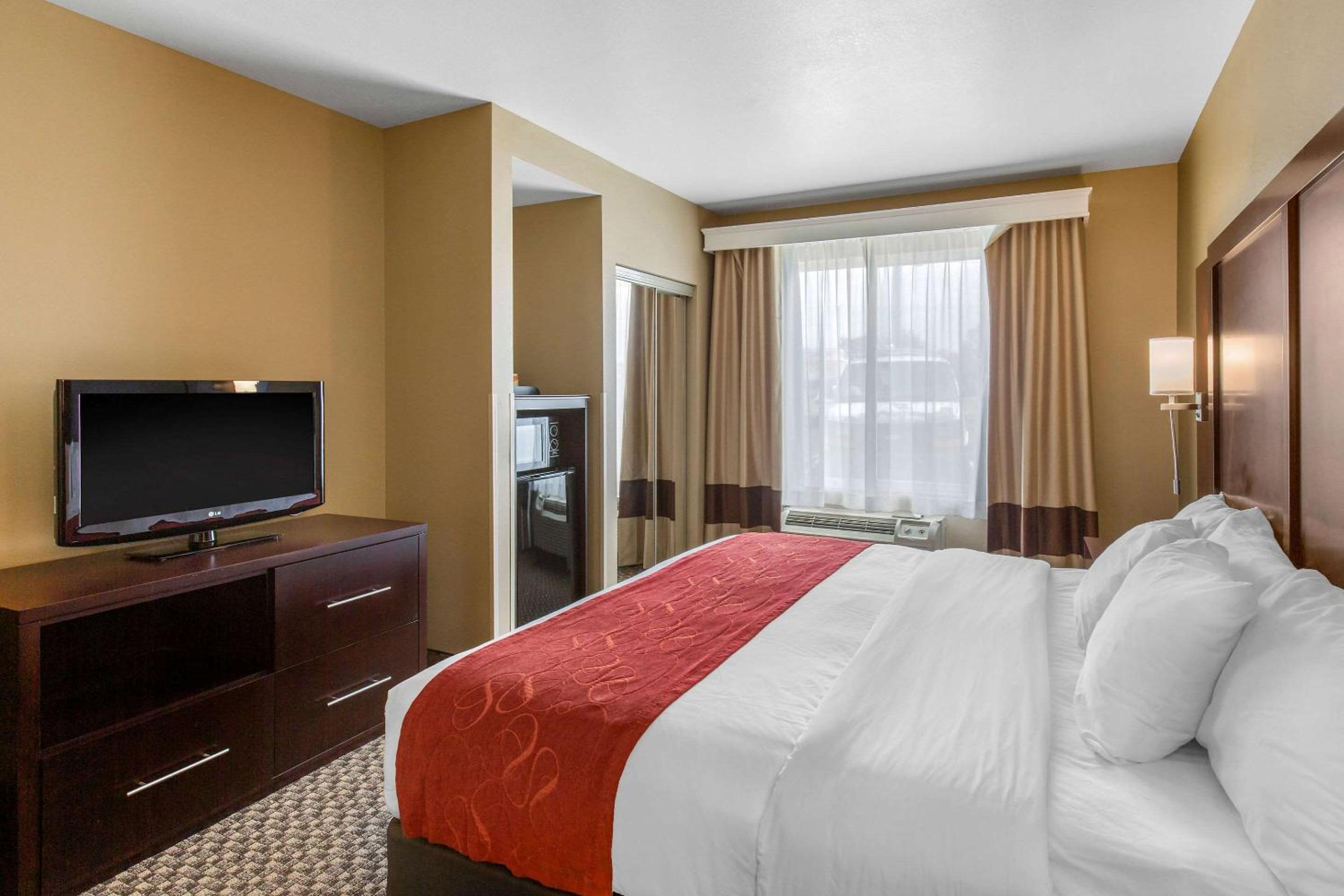 King Suite - Non-Smoking photo 2