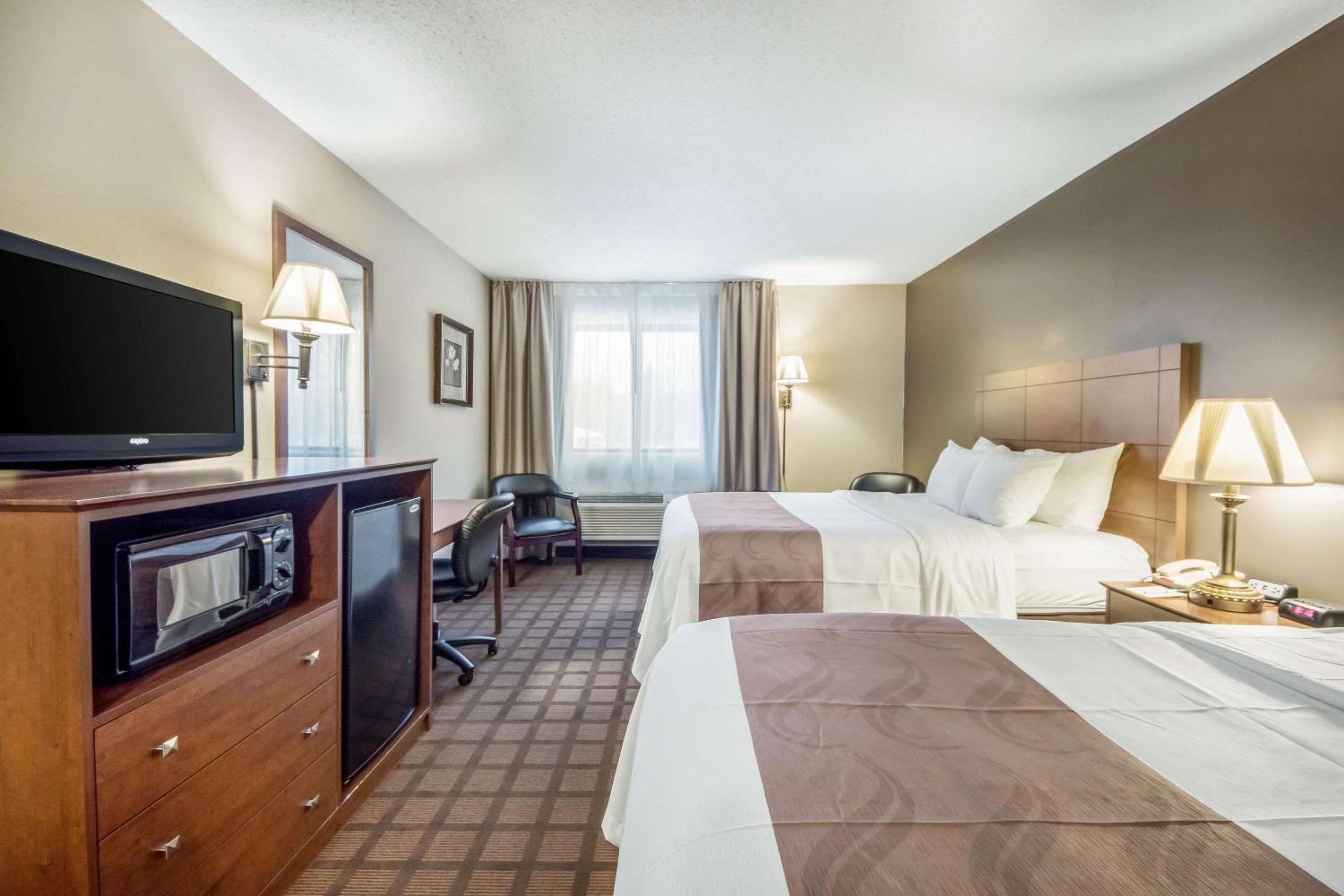 Queen Room with Two Queen Beds - Non-Smoking - Photo 3
