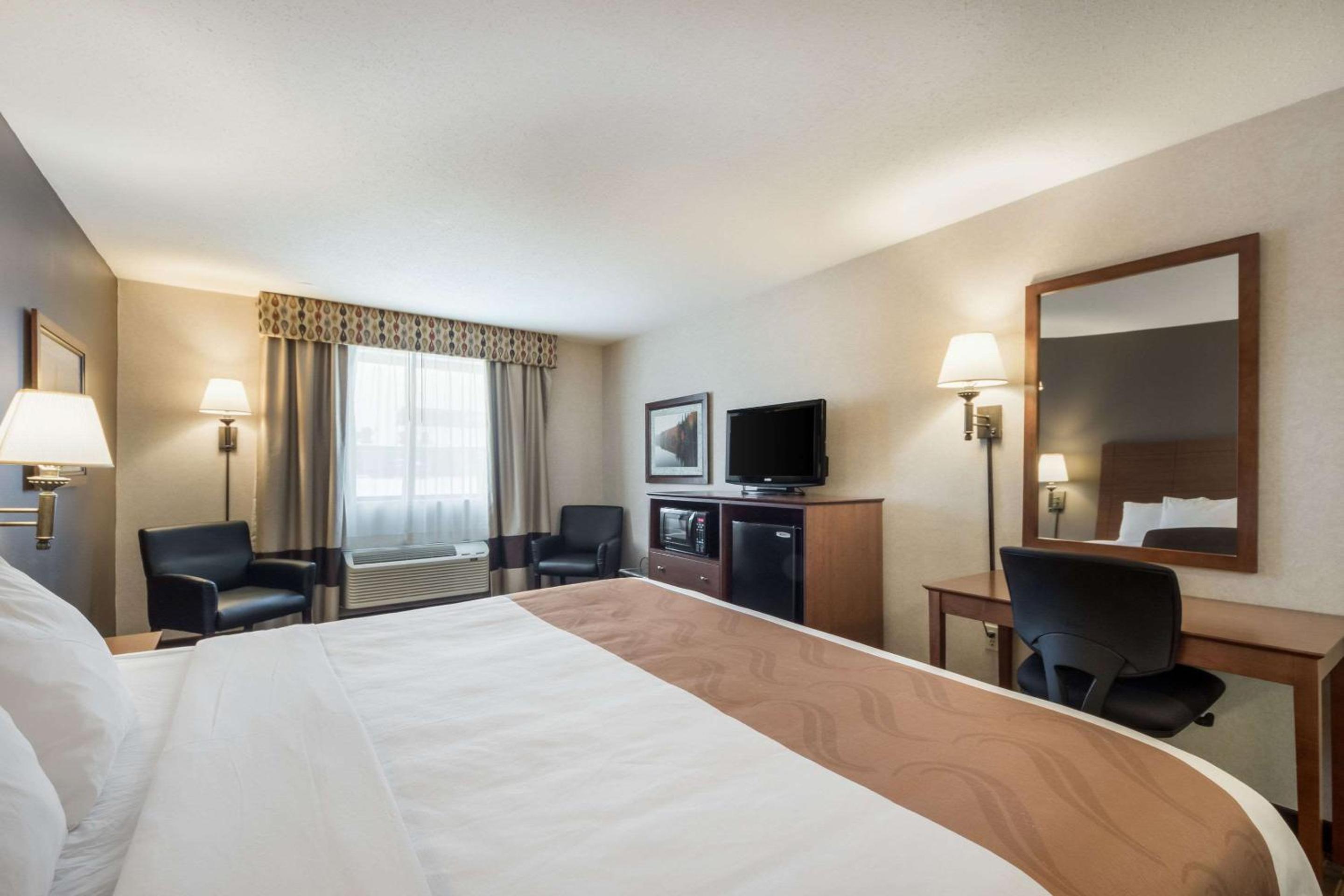 King Room - Non-Smoking - Photo 3