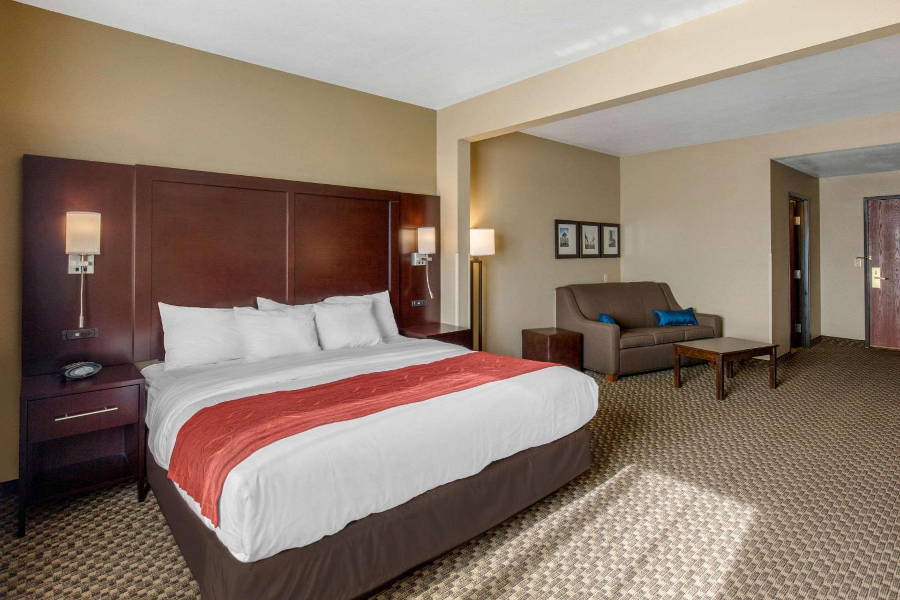 King Suite - Accessible/Non-Smoking - Photo 4