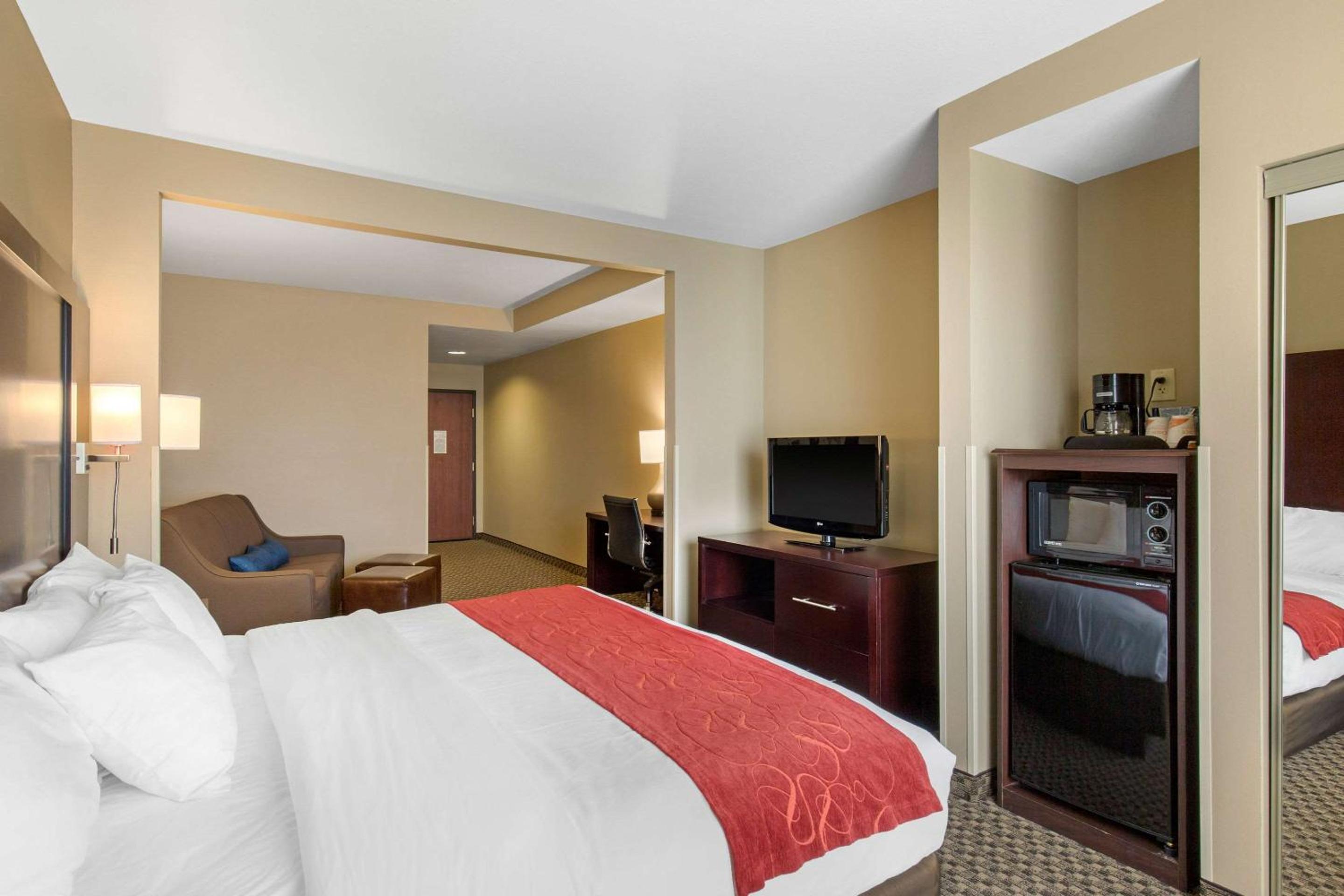 King Suite - Non-Smoking - Photo 4