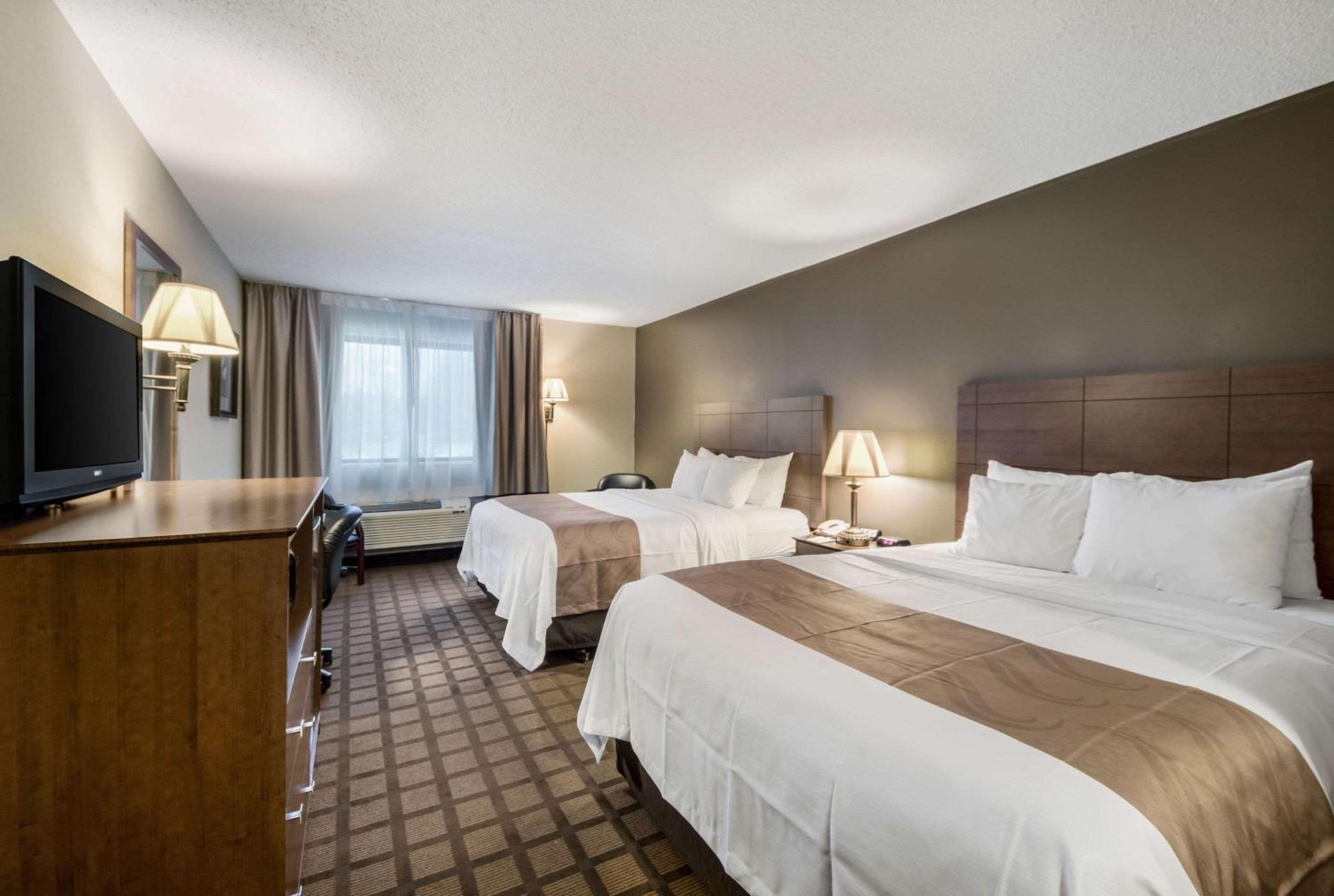 Queen Room with Two Queen Beds - Non-Smoking - Photo 2