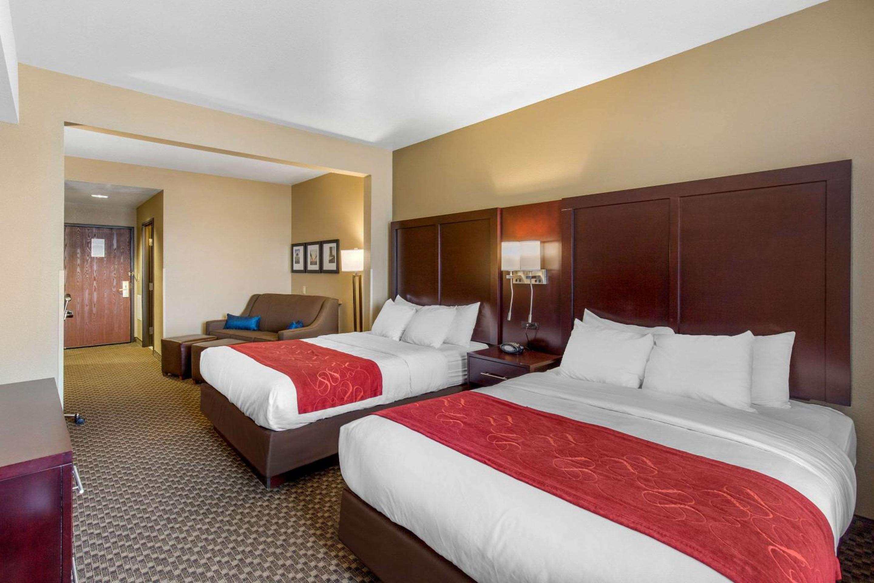 Queen Suite with Two Queen Beds - Non-Smoking - Photo 1