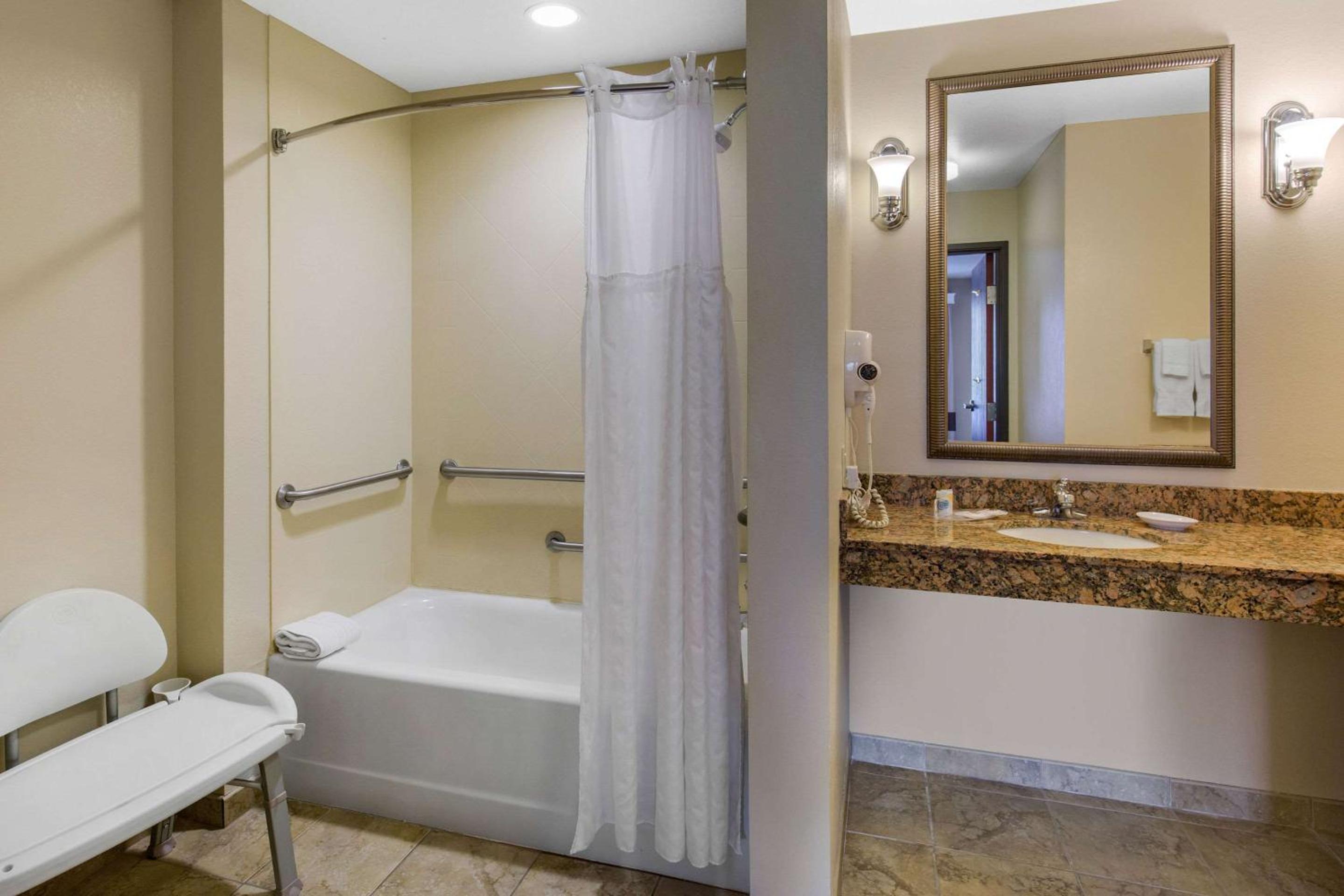 Queen Suite with Two Queen Beds - Accessible/Non-Smoking - Photo 4