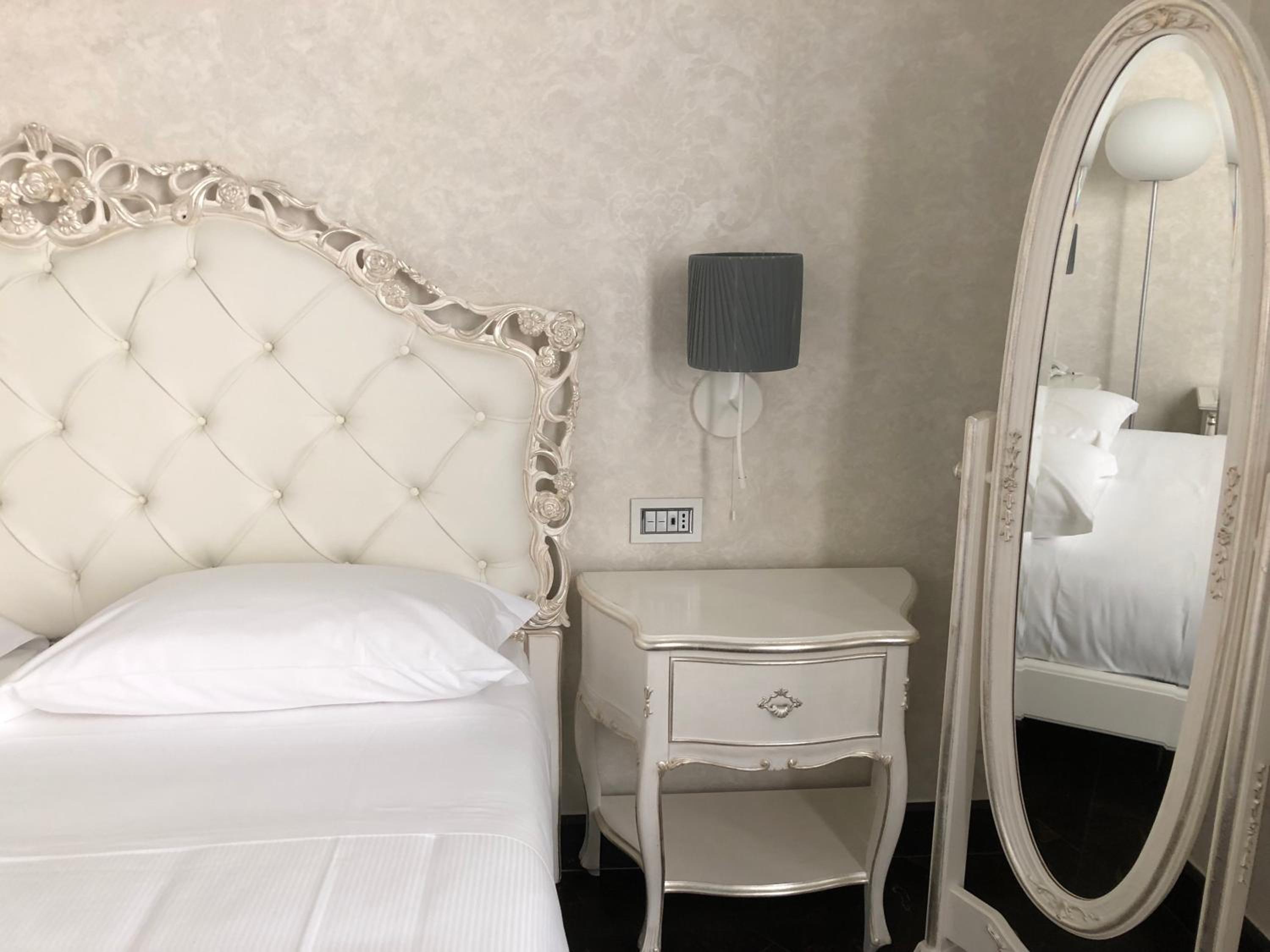 Deluxe Queen Room - Photo 4