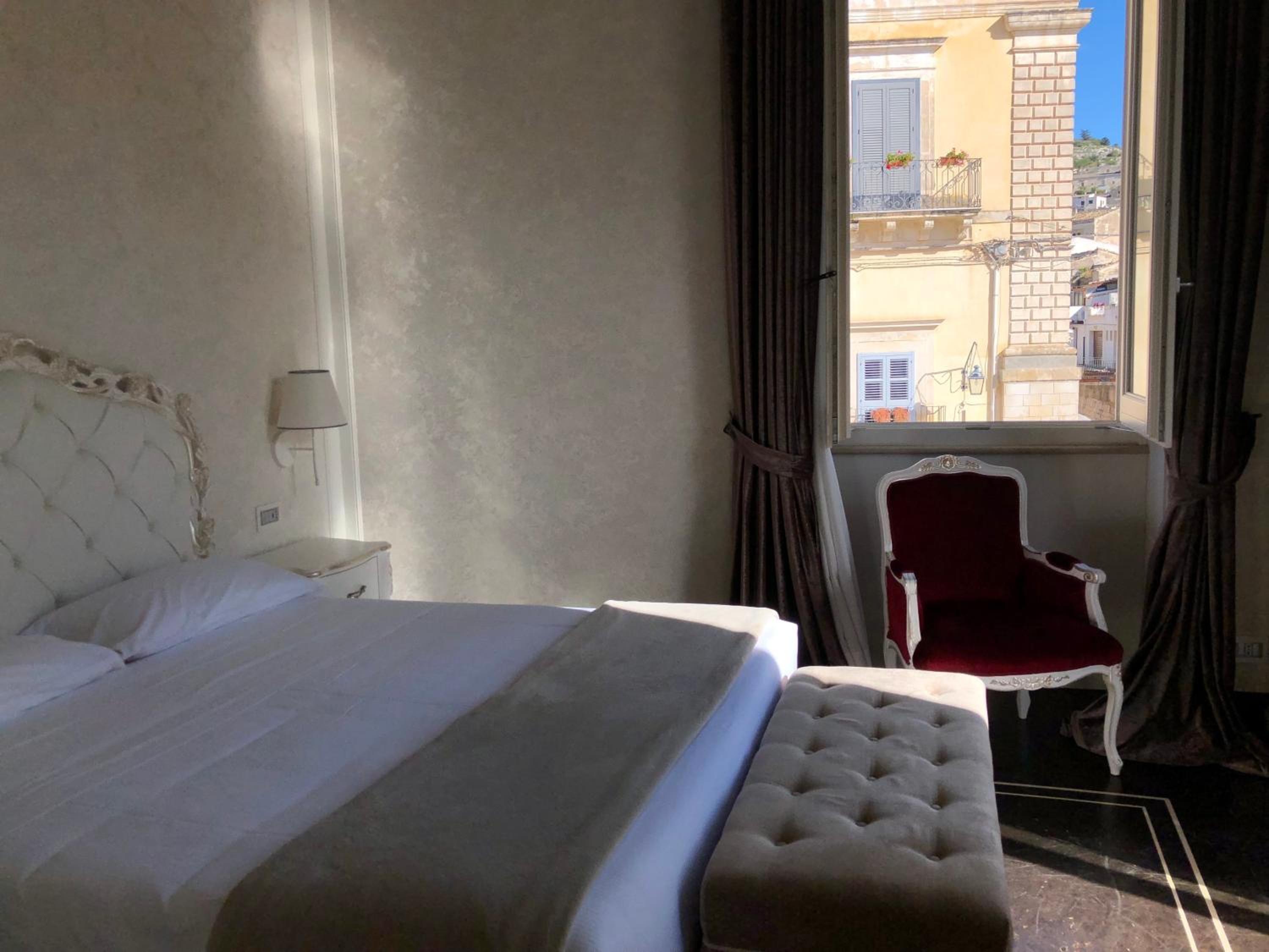 Deluxe Queen Room - Photo 3