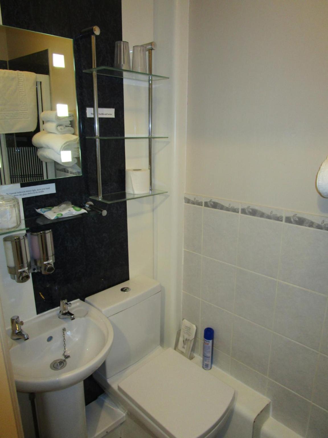 Cozy Double Room with En-Suite Shower photo 3
