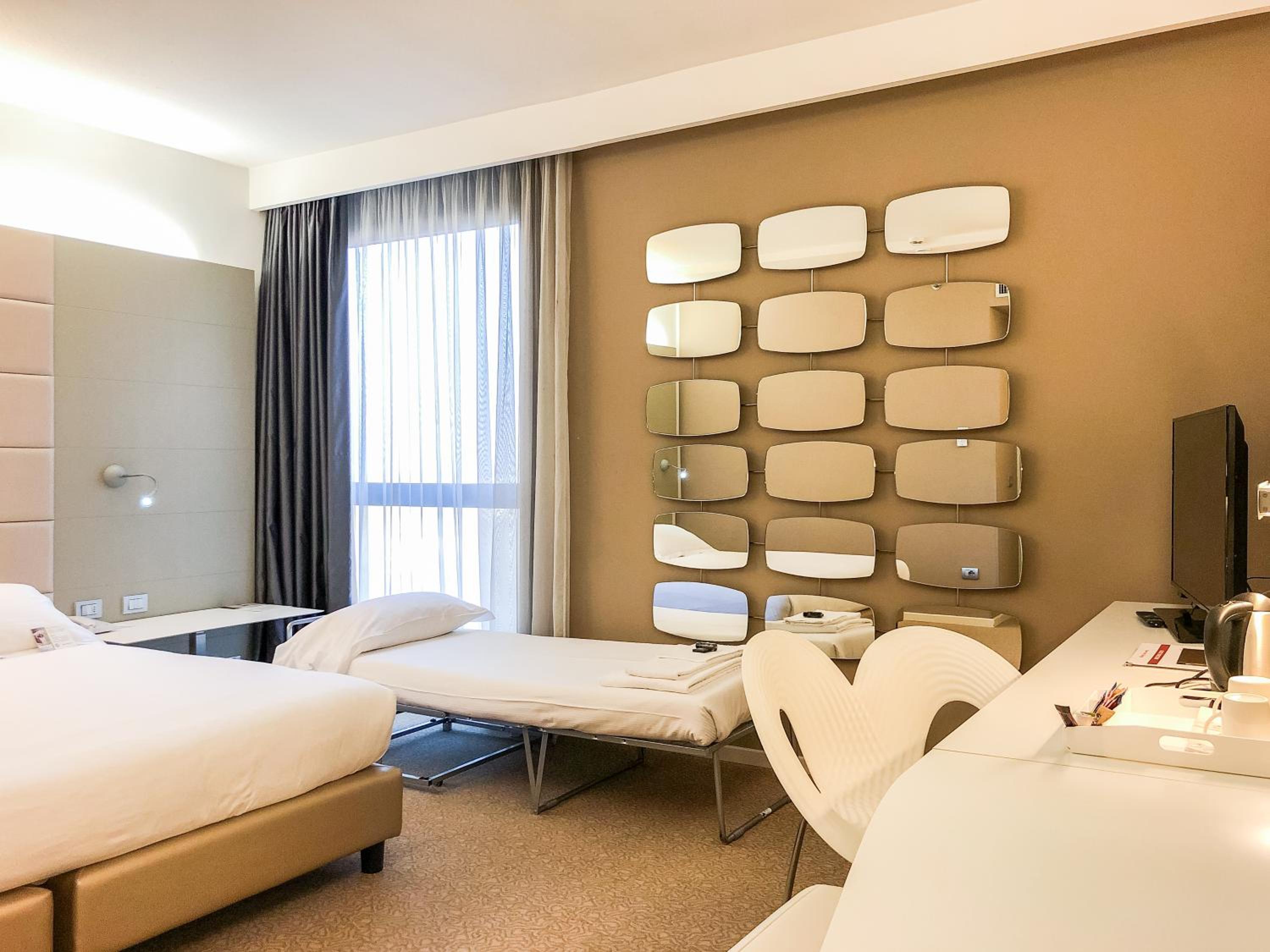 Standard King Room with Single Bed - Photo 3