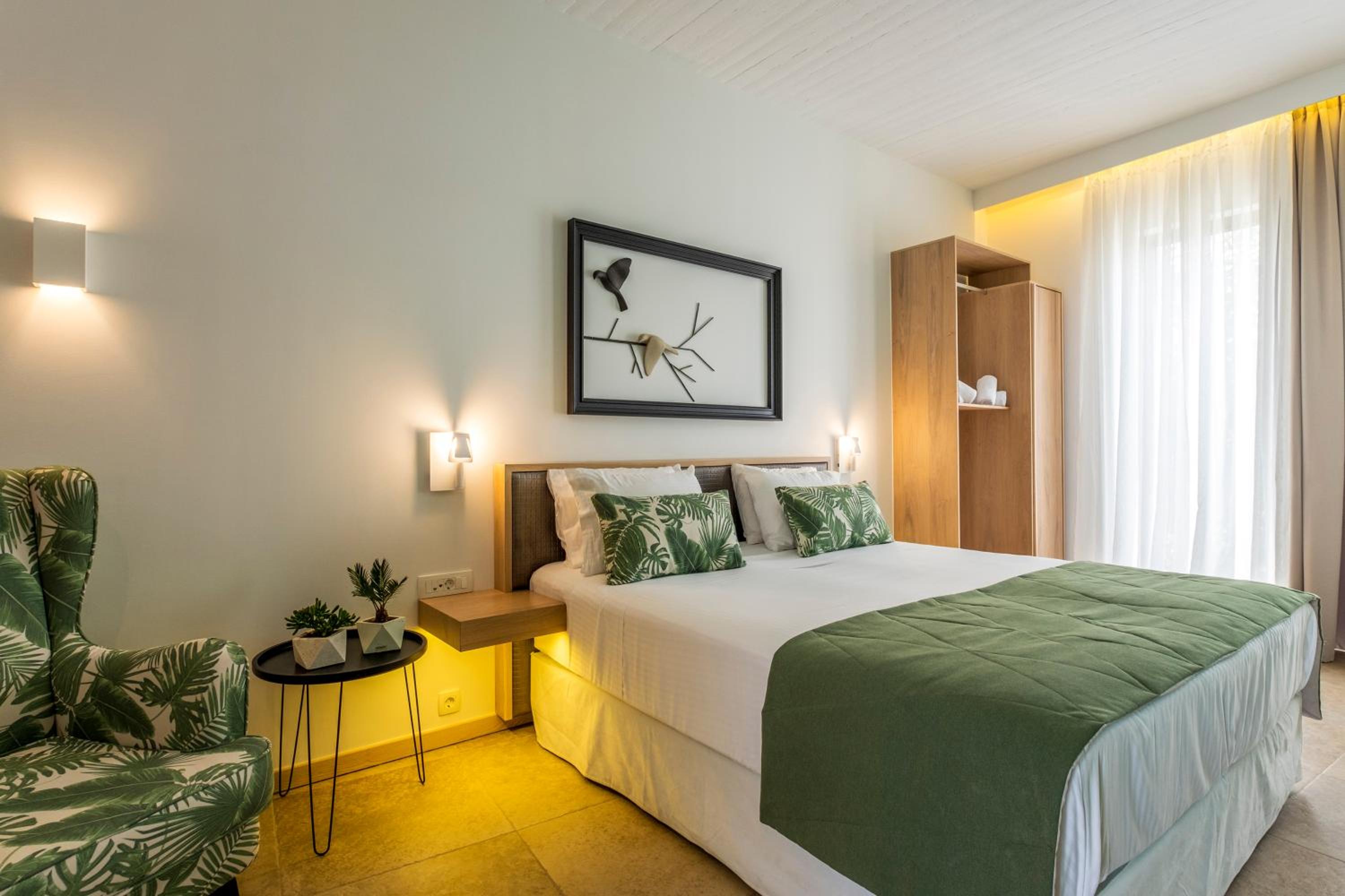 Deluxe Junior Suite with Side Sea View