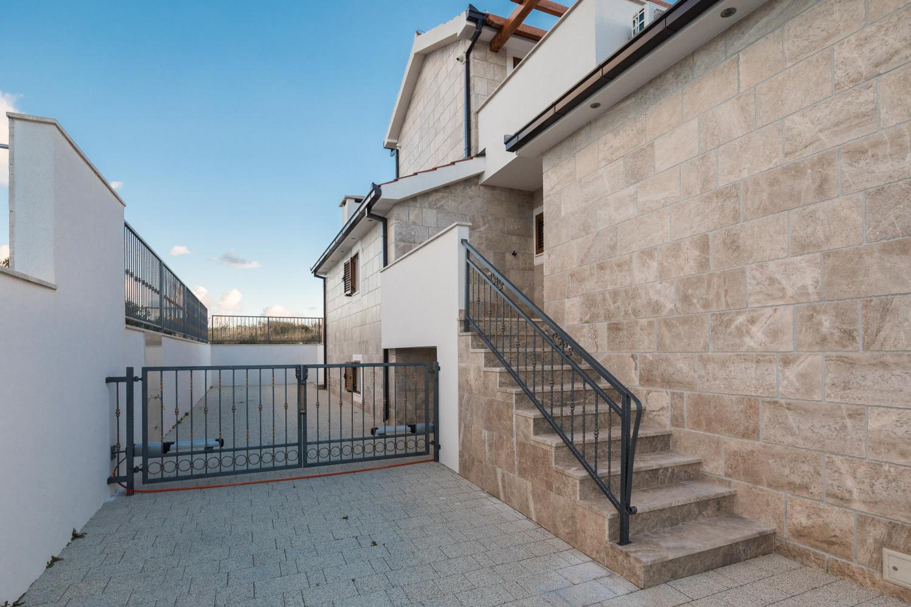 Villa photo 3