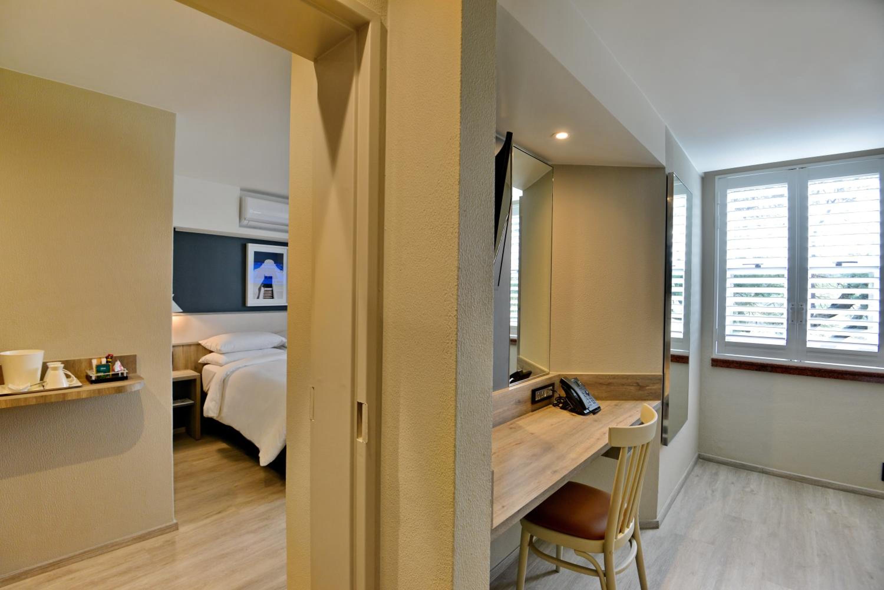 Twin Room - Non-Smoking photo 2