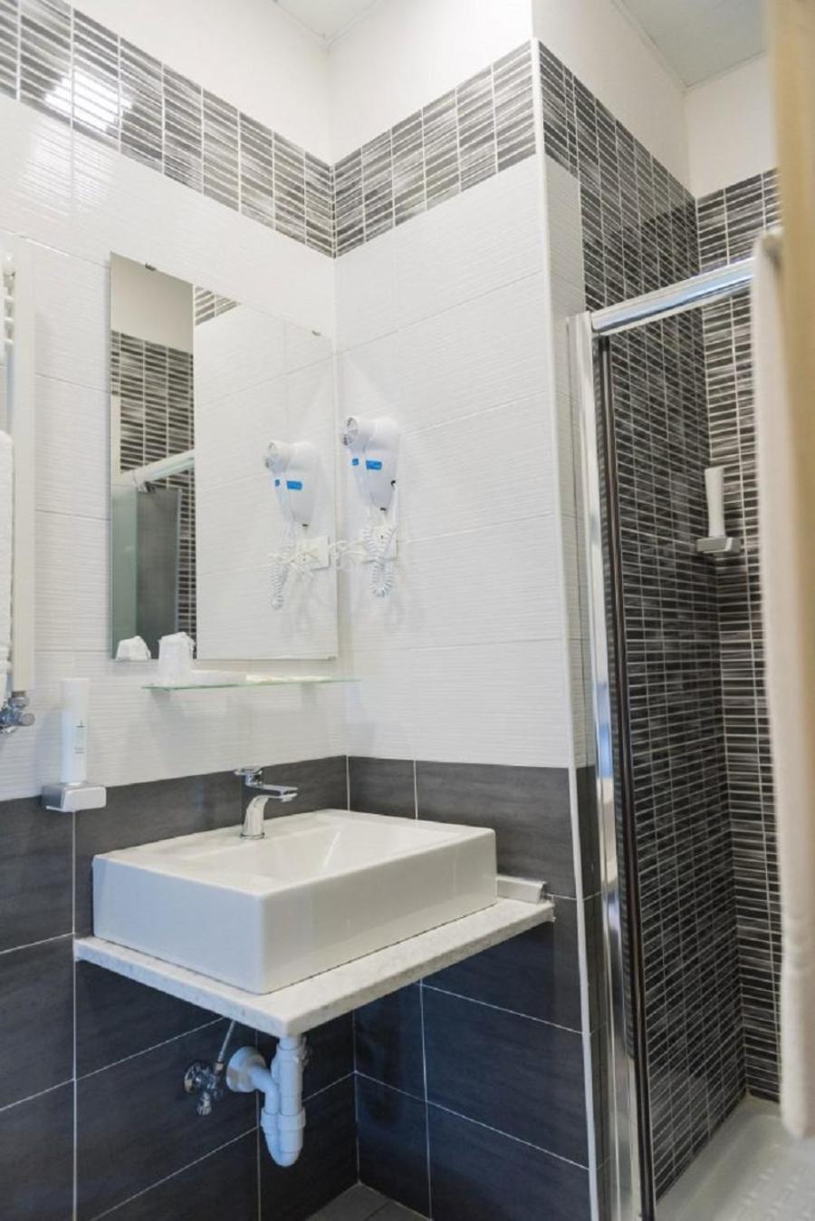 Double or Twin Room - Photo 6