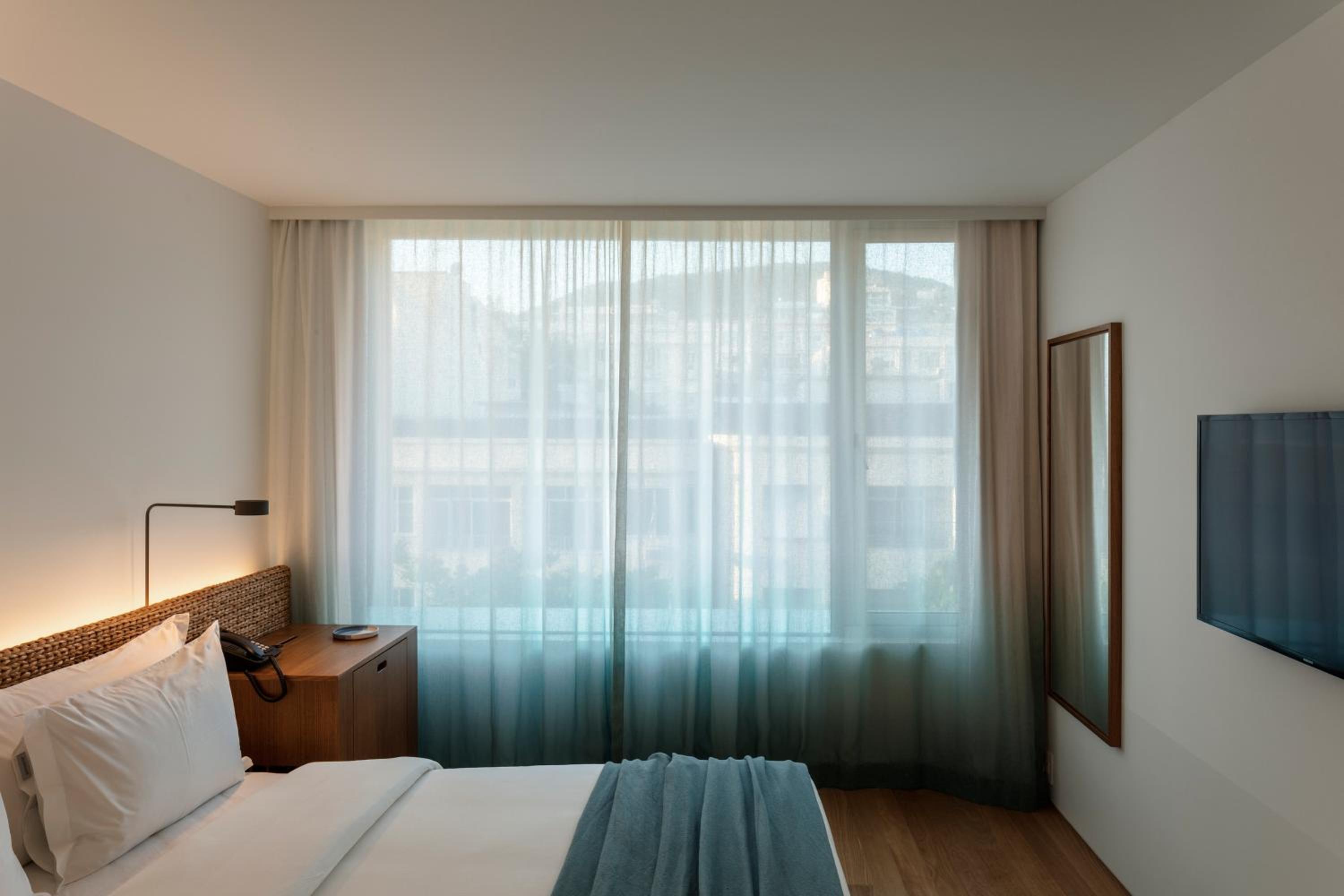Medium room with city view