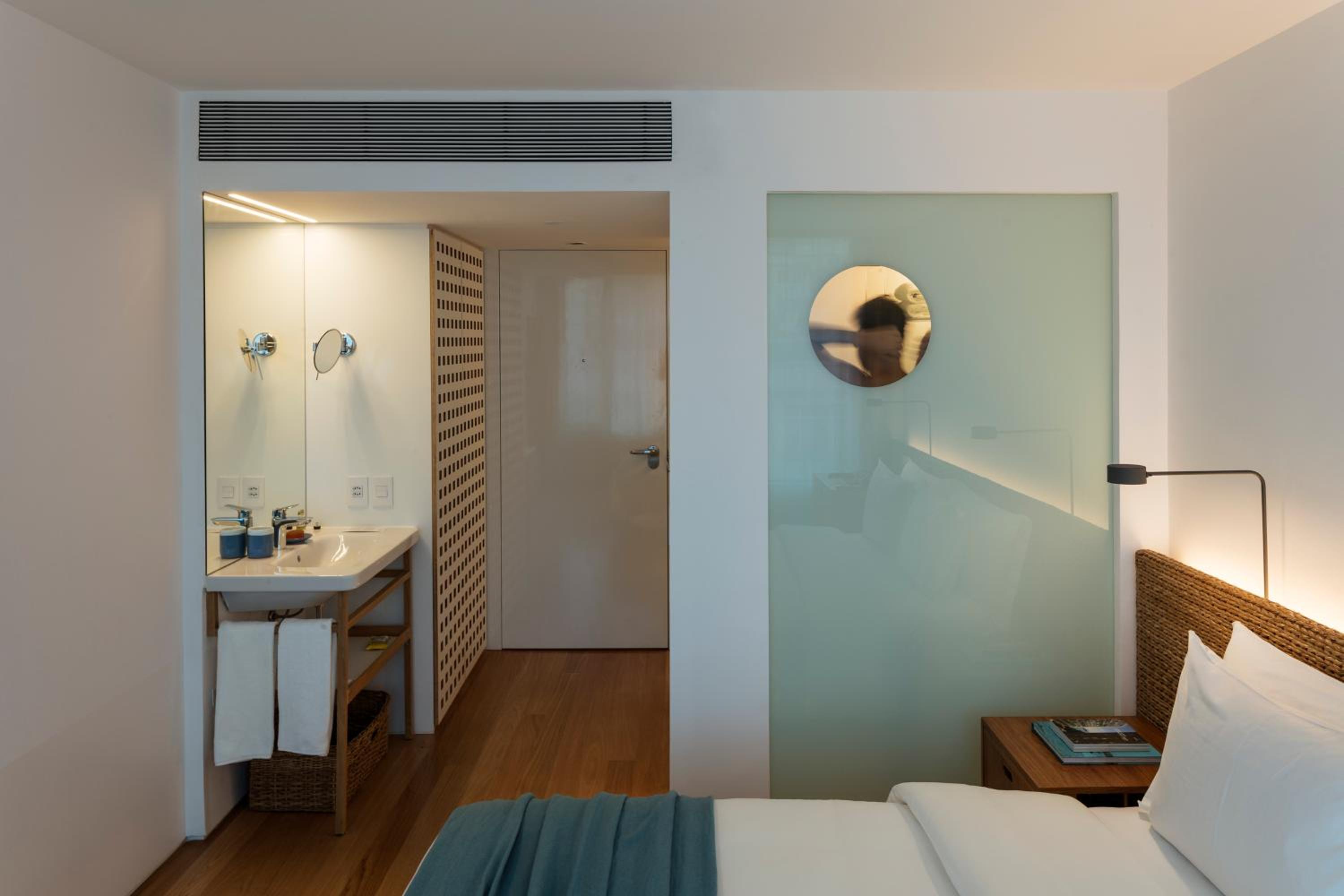 Medium room with city view thumbnail 5