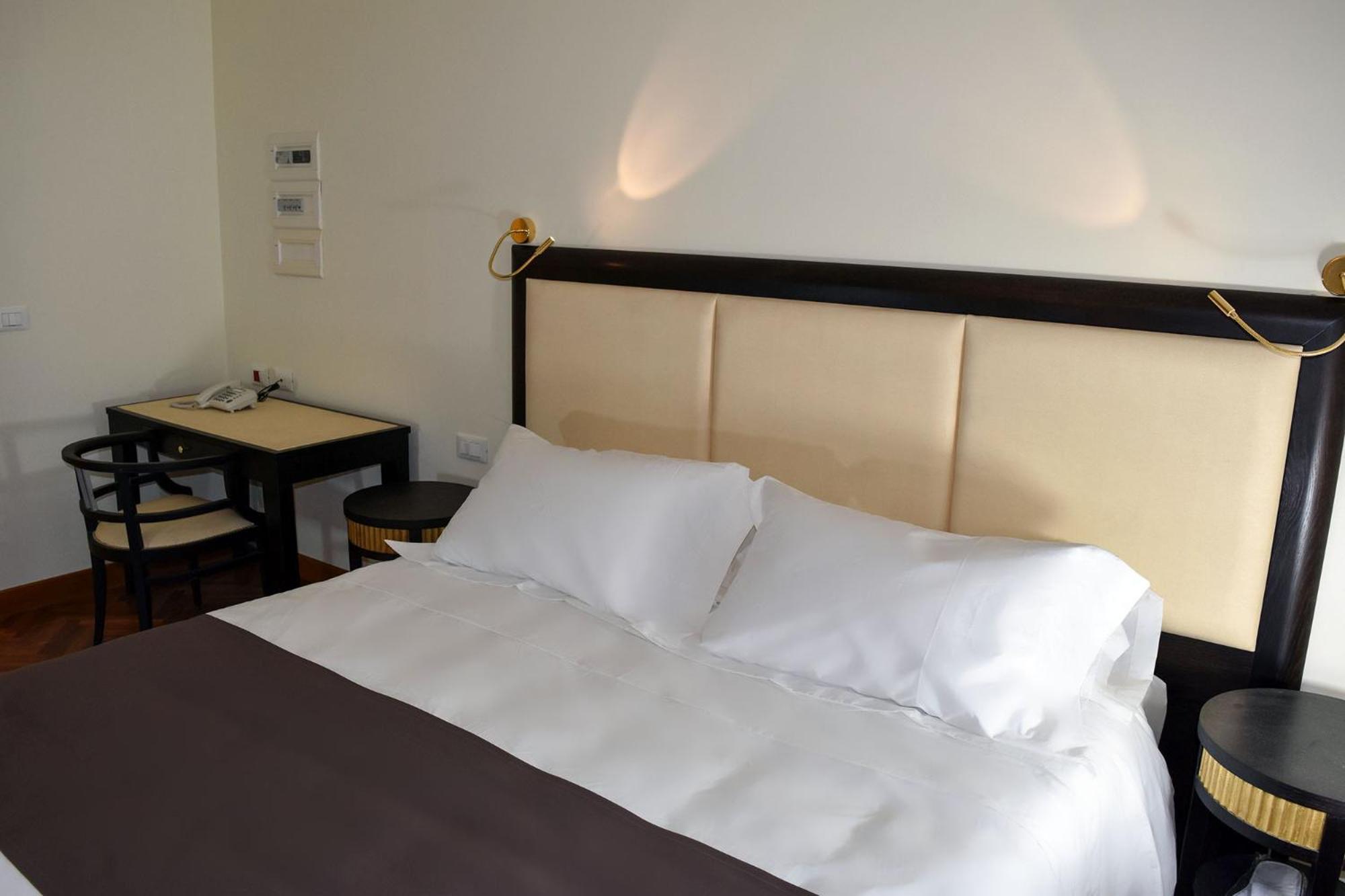 Double Room - Photo 5