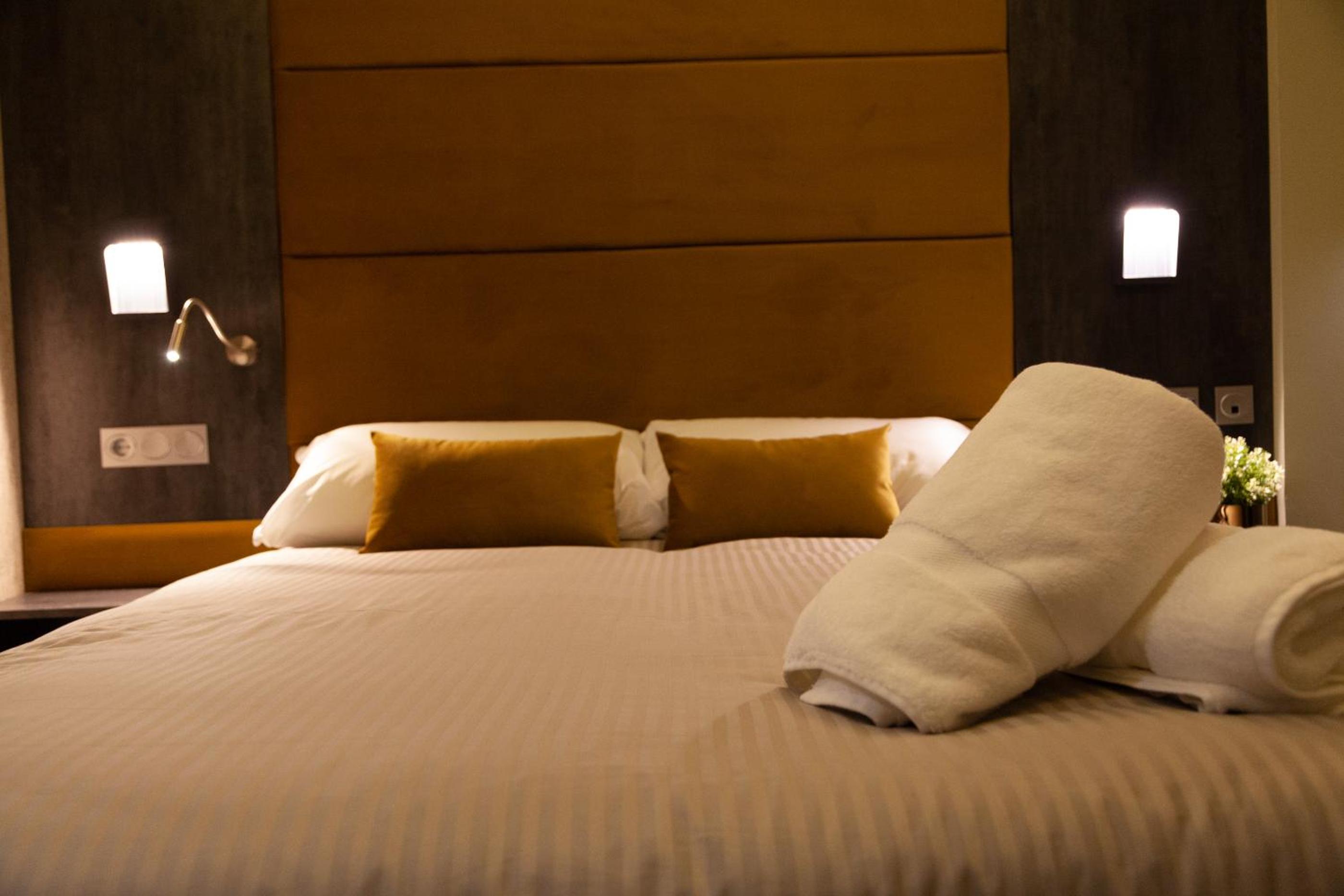 Large Double Room - Photo 3
