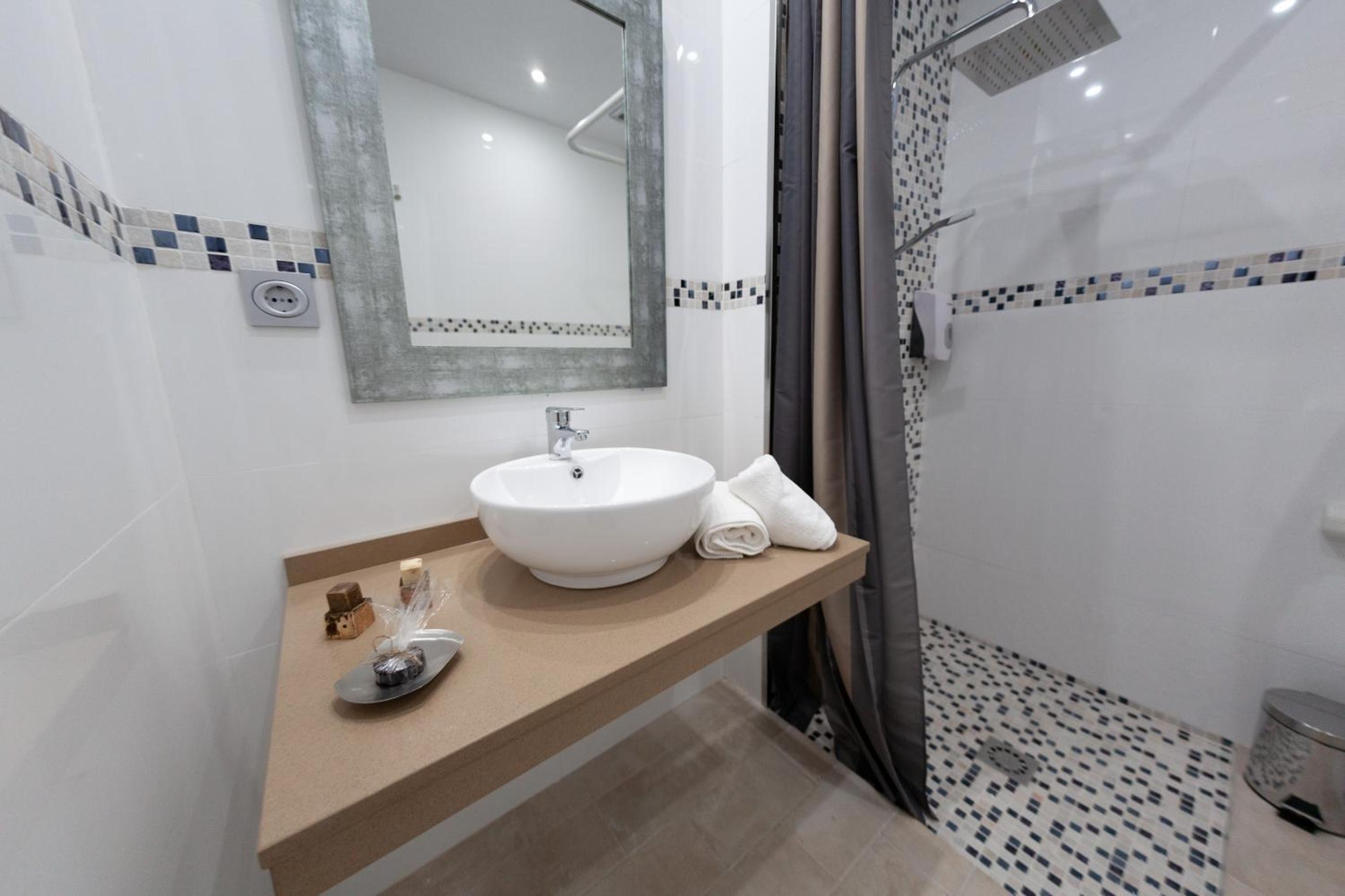 Large Double Room - Photo 6