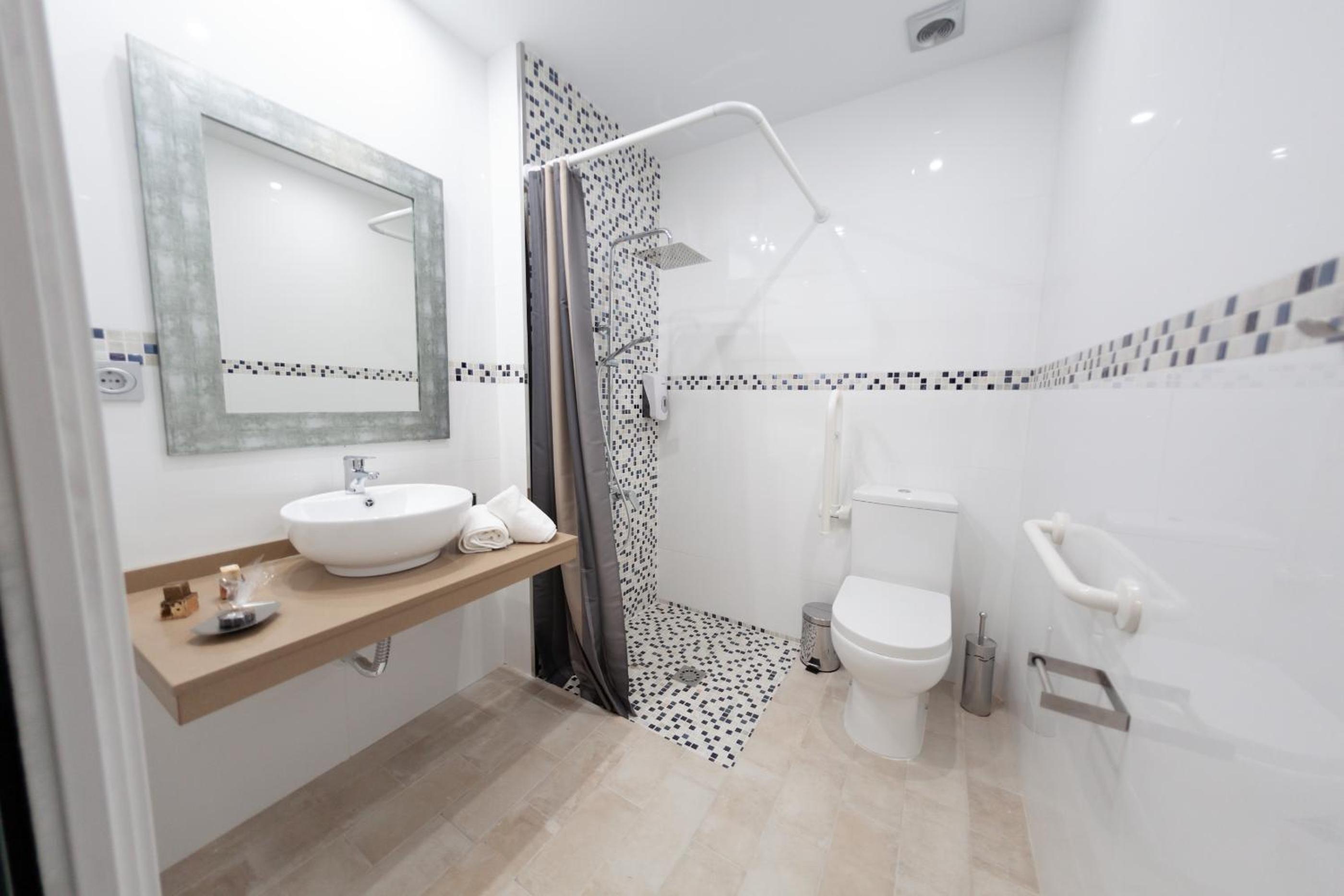 Large Double Room - Photo 5