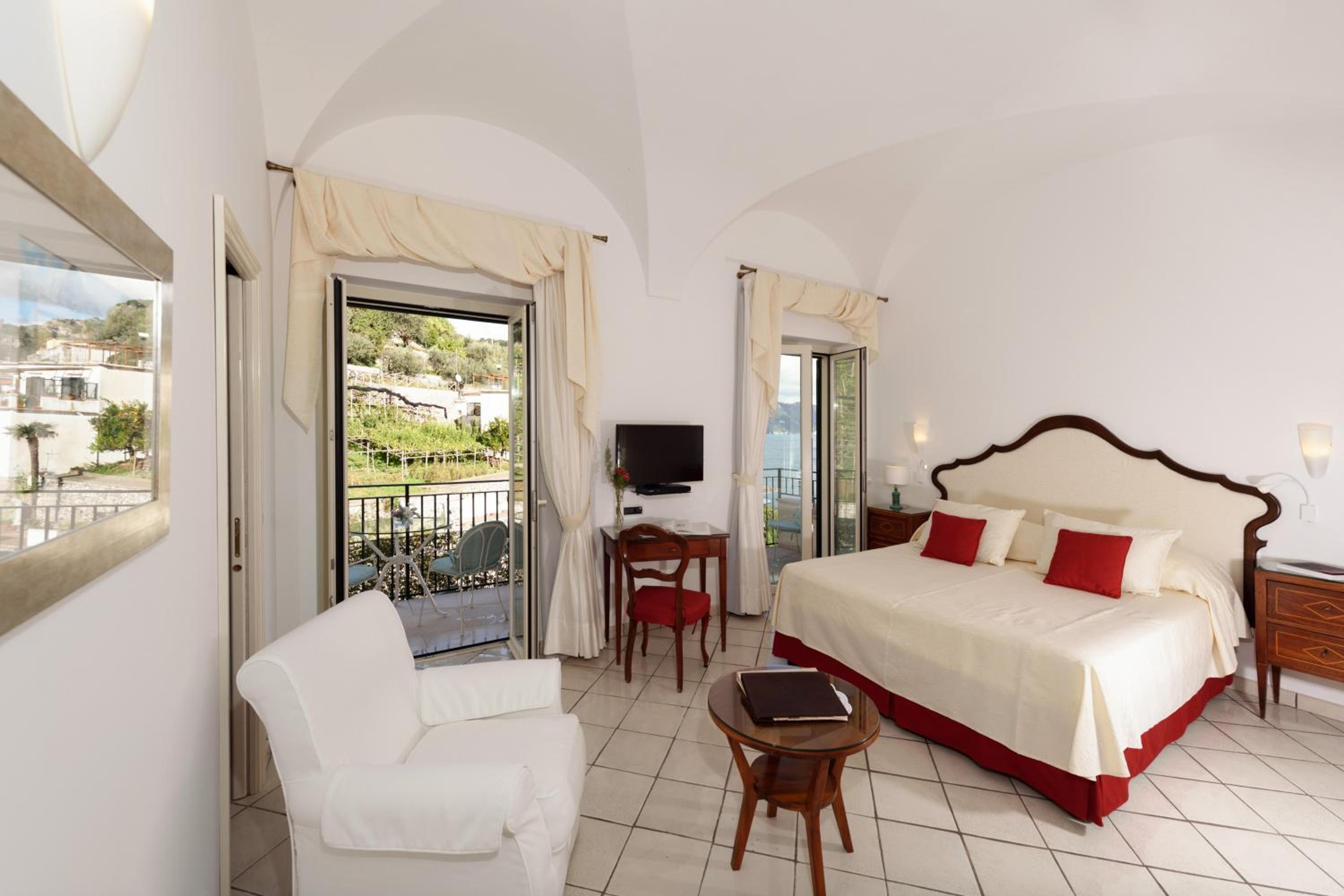 Standard Double or Twin Room with Partial Sea View - Photo 1