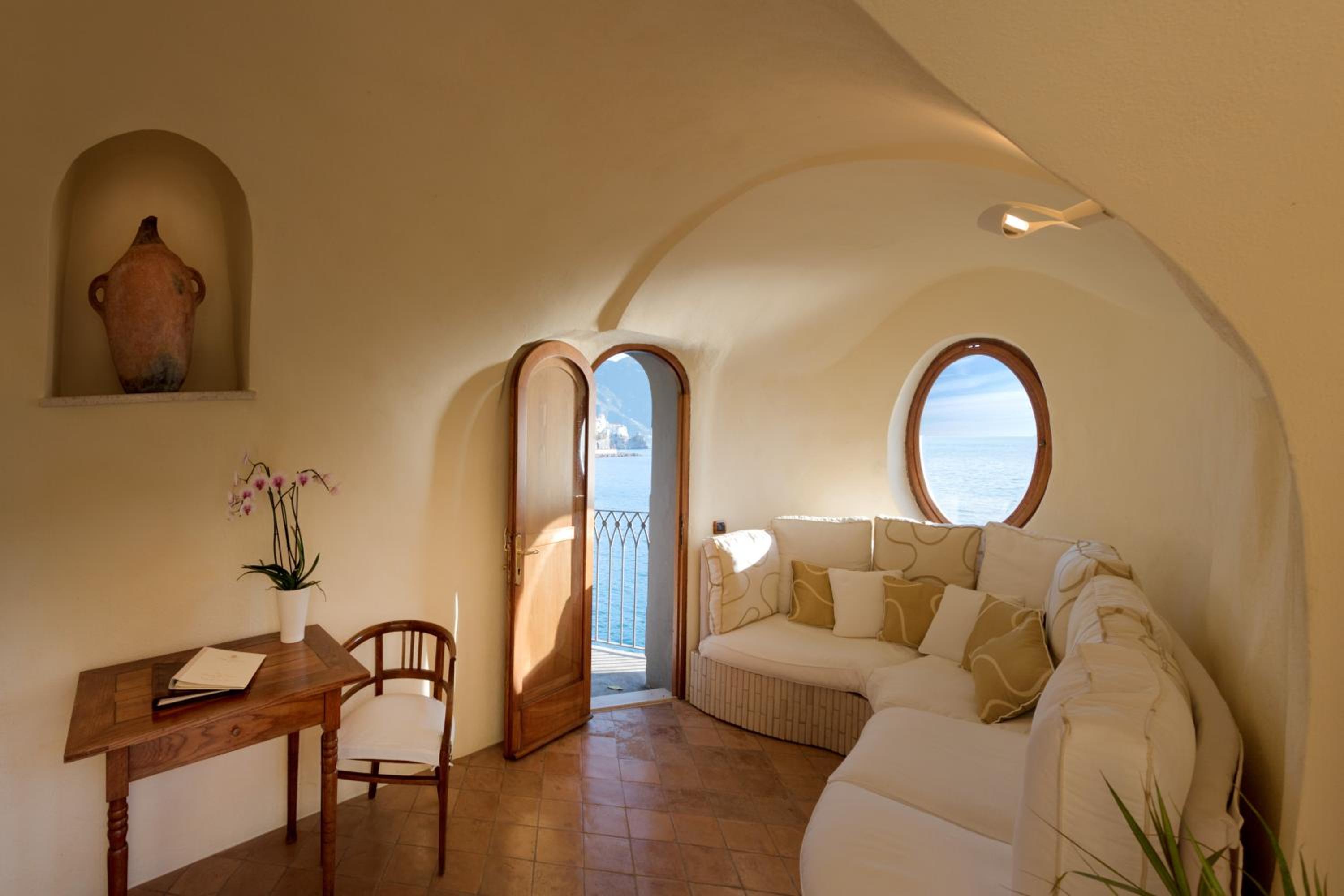 Honeymoon Suite - Photo 3