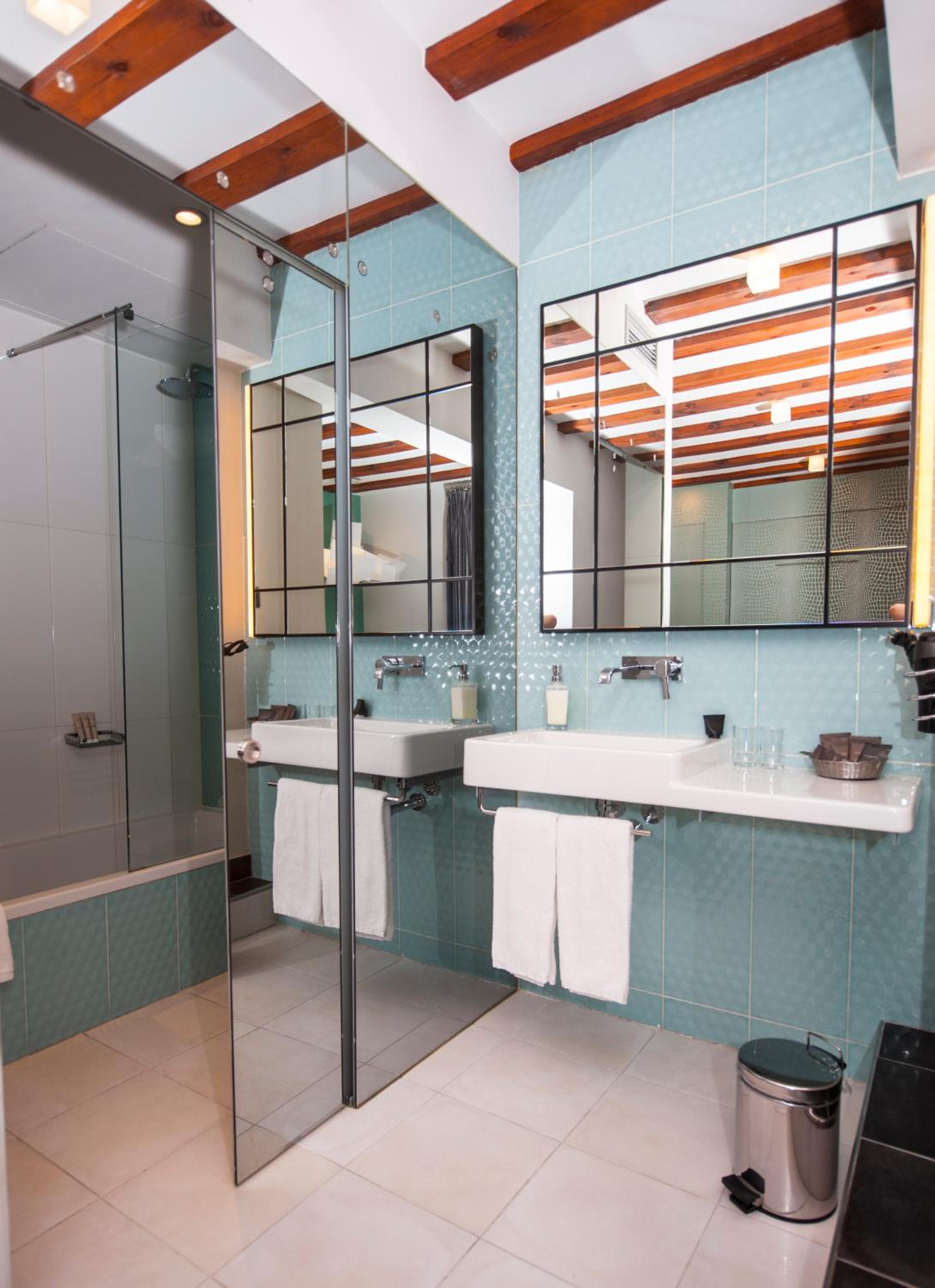 Double Room with Balcony - Photo 10