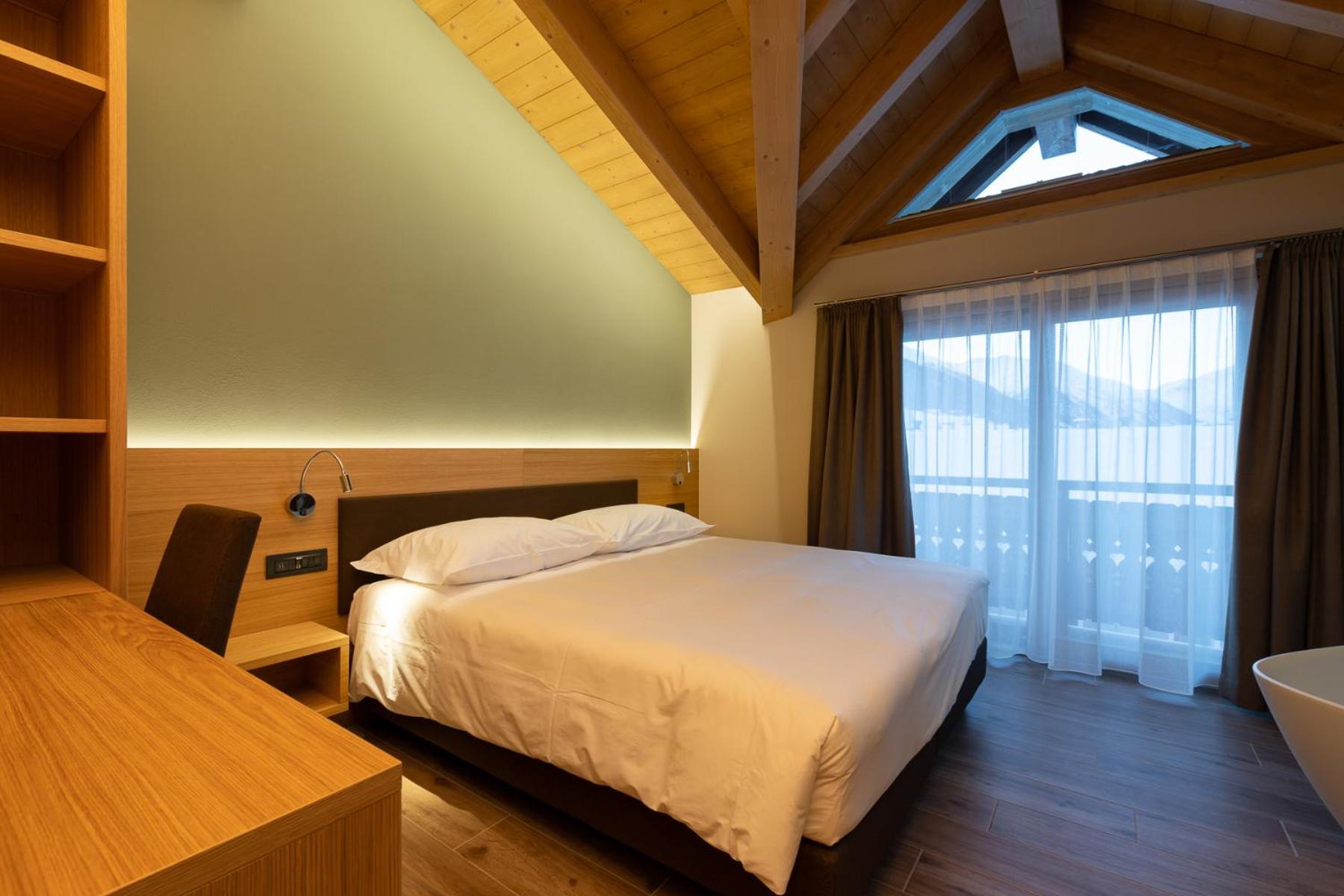 Deluxe Double Room with Bath photo 3